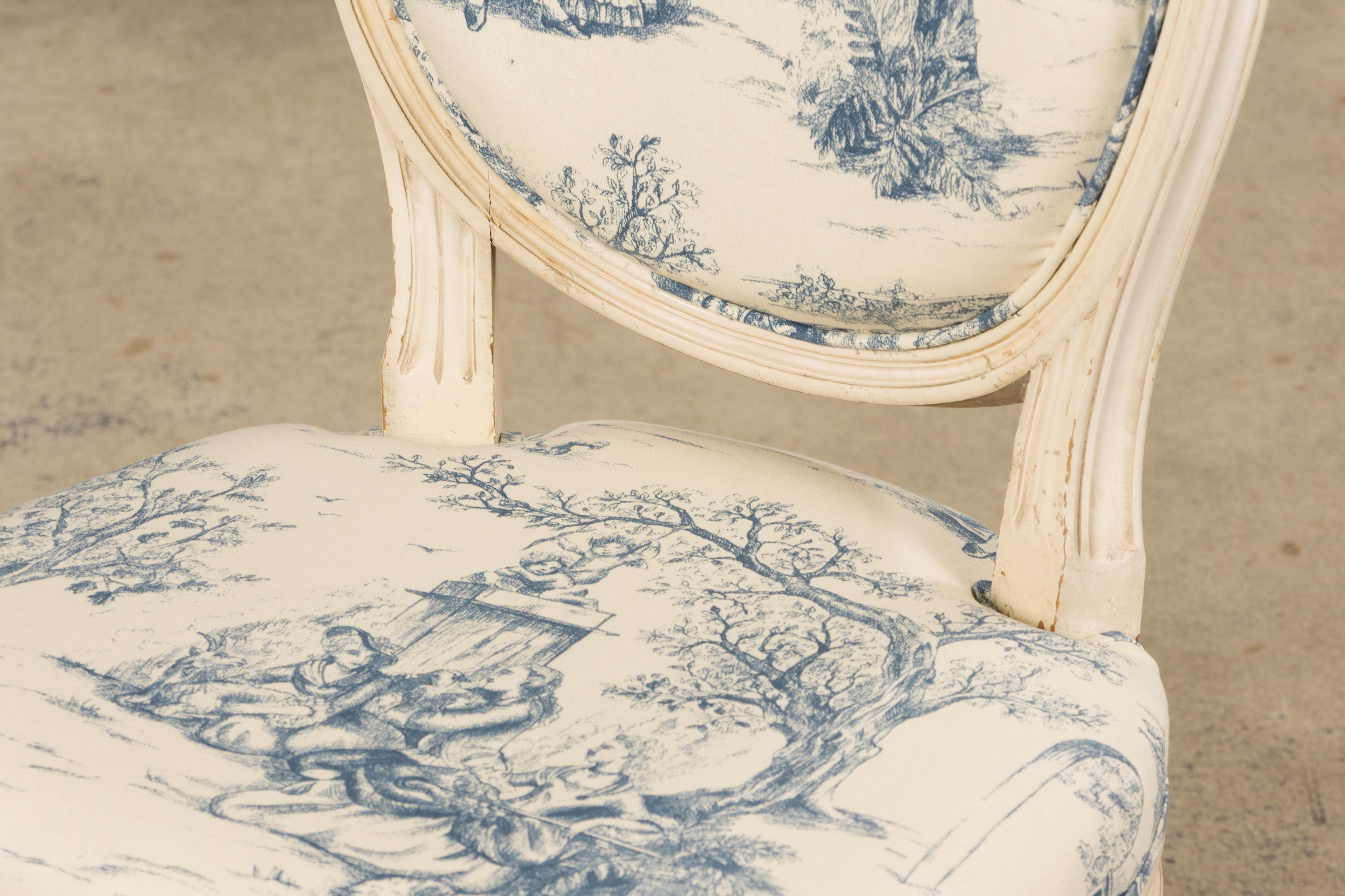 Anciennes chaises d'appoint peintes de style Louis XVI en toile bleue - une paire en vente 11