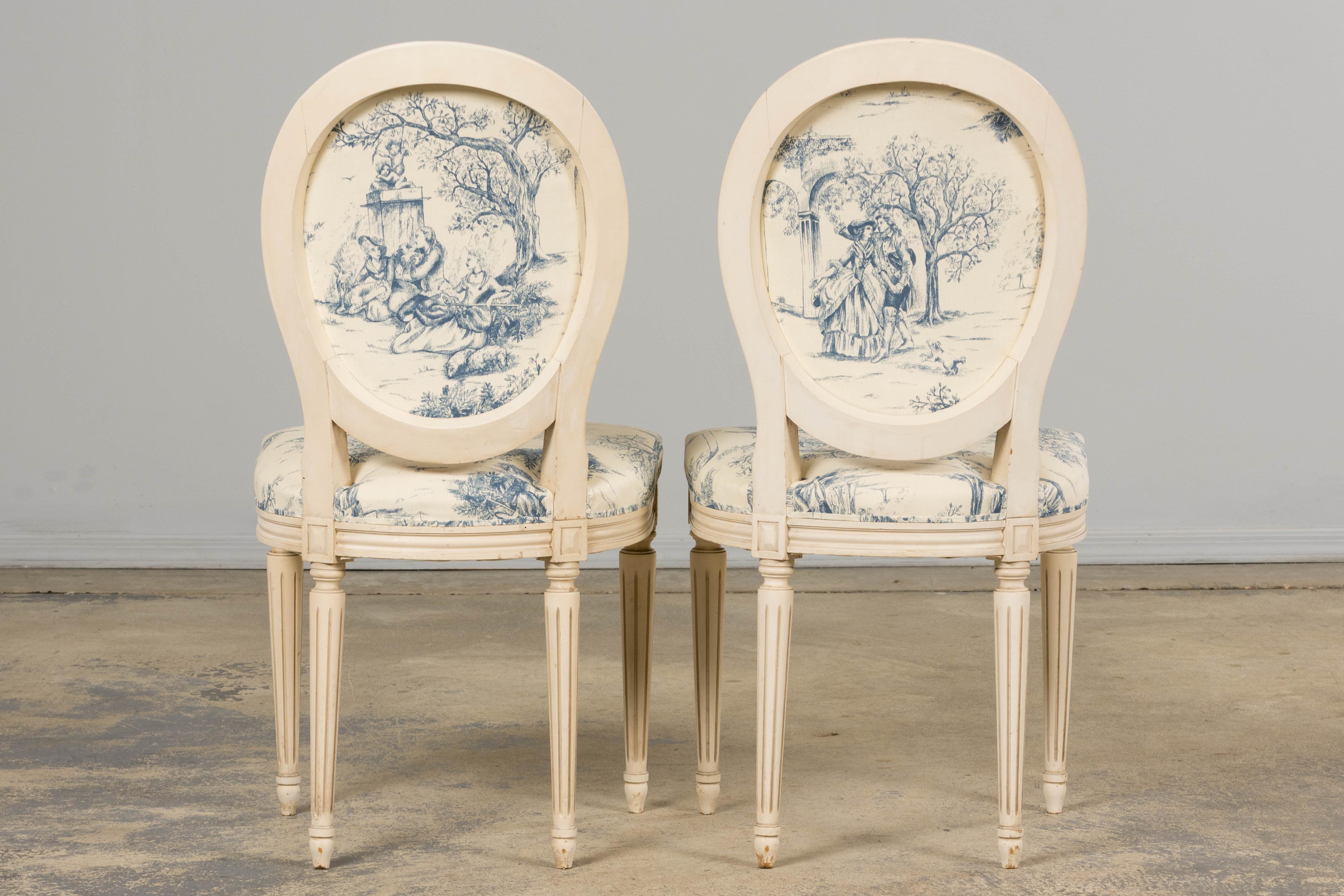 Anciennes chaises d'appoint peintes de style Louis XVI en toile bleue - une paire en vente 12