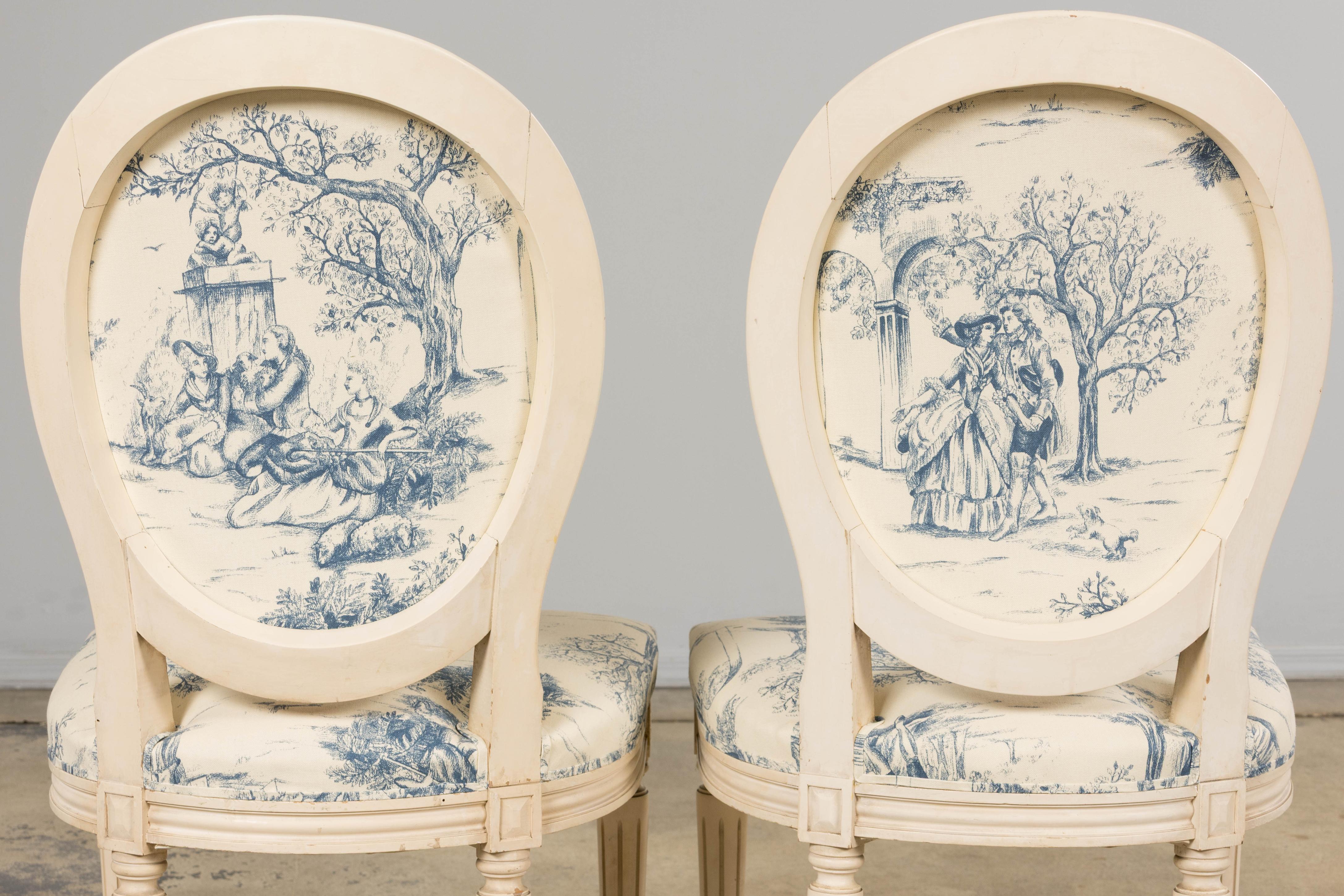 Anciennes chaises d'appoint peintes de style Louis XVI en toile bleue - une paire en vente 13