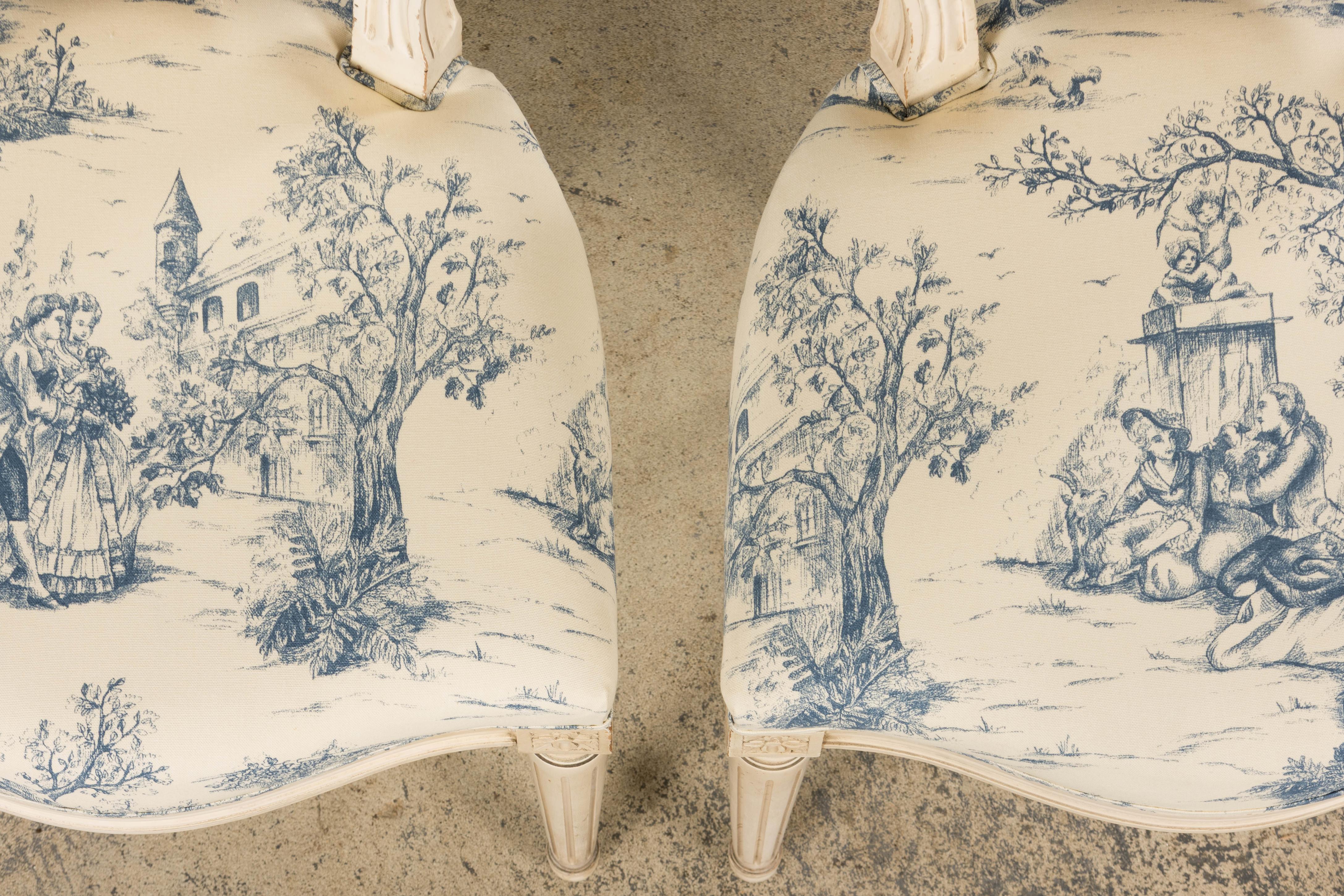 Français Anciennes chaises d'appoint peintes de style Louis XVI en toile bleue - une paire en vente