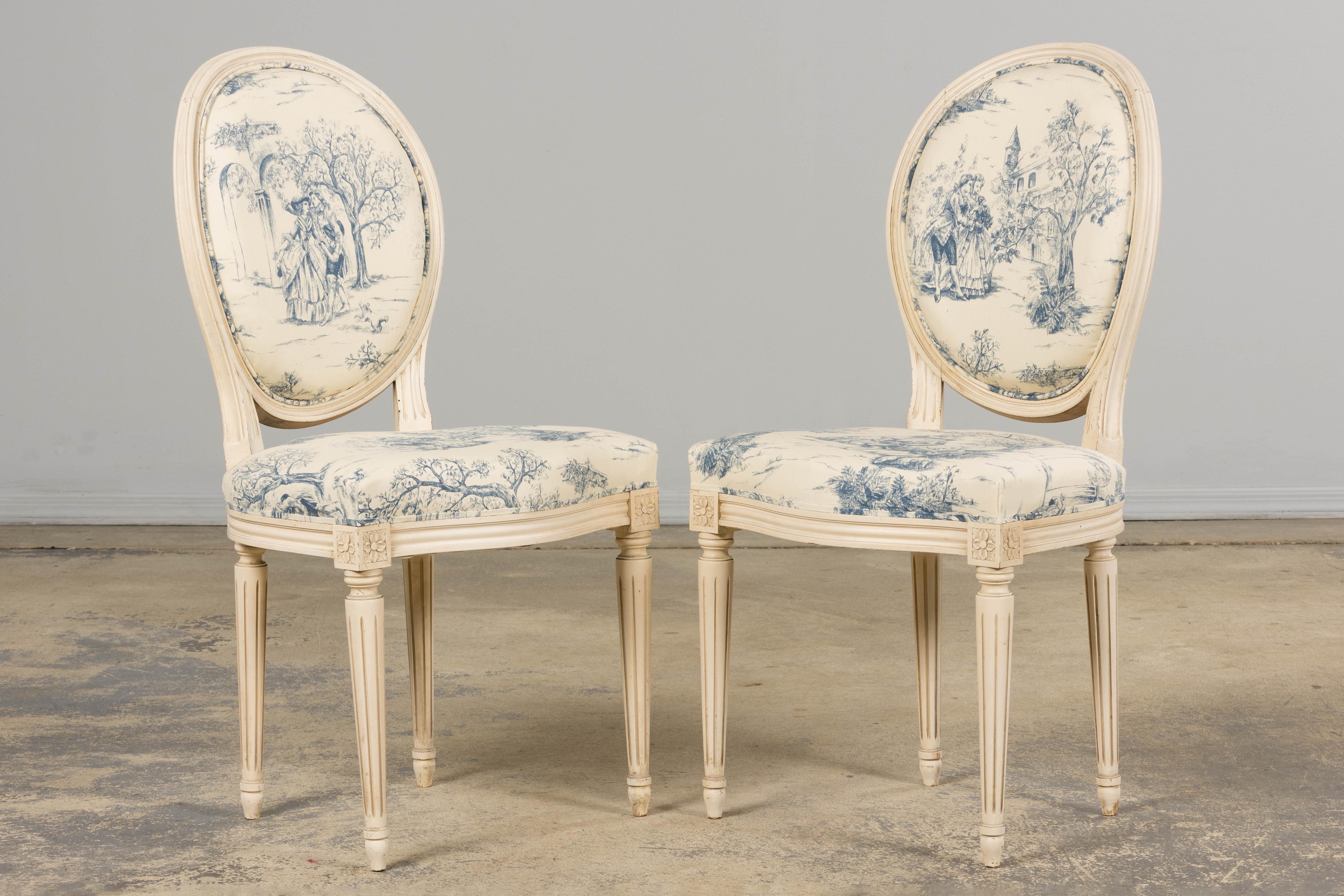 Sculpté à la main Anciennes chaises d'appoint peintes de style Louis XVI en toile bleue - une paire en vente