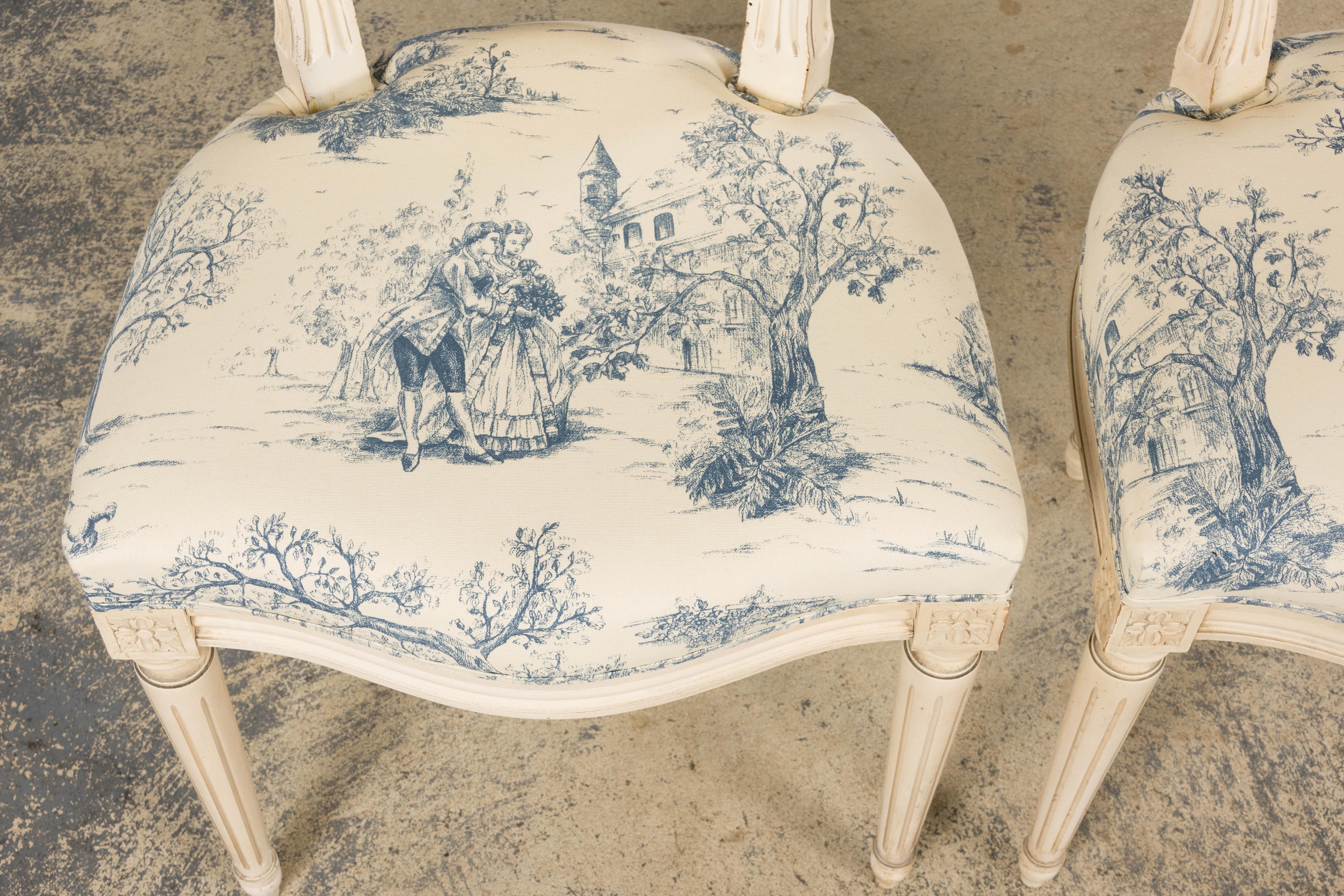 20ième siècle Anciennes chaises d'appoint peintes de style Louis XVI en toile bleue - une paire en vente