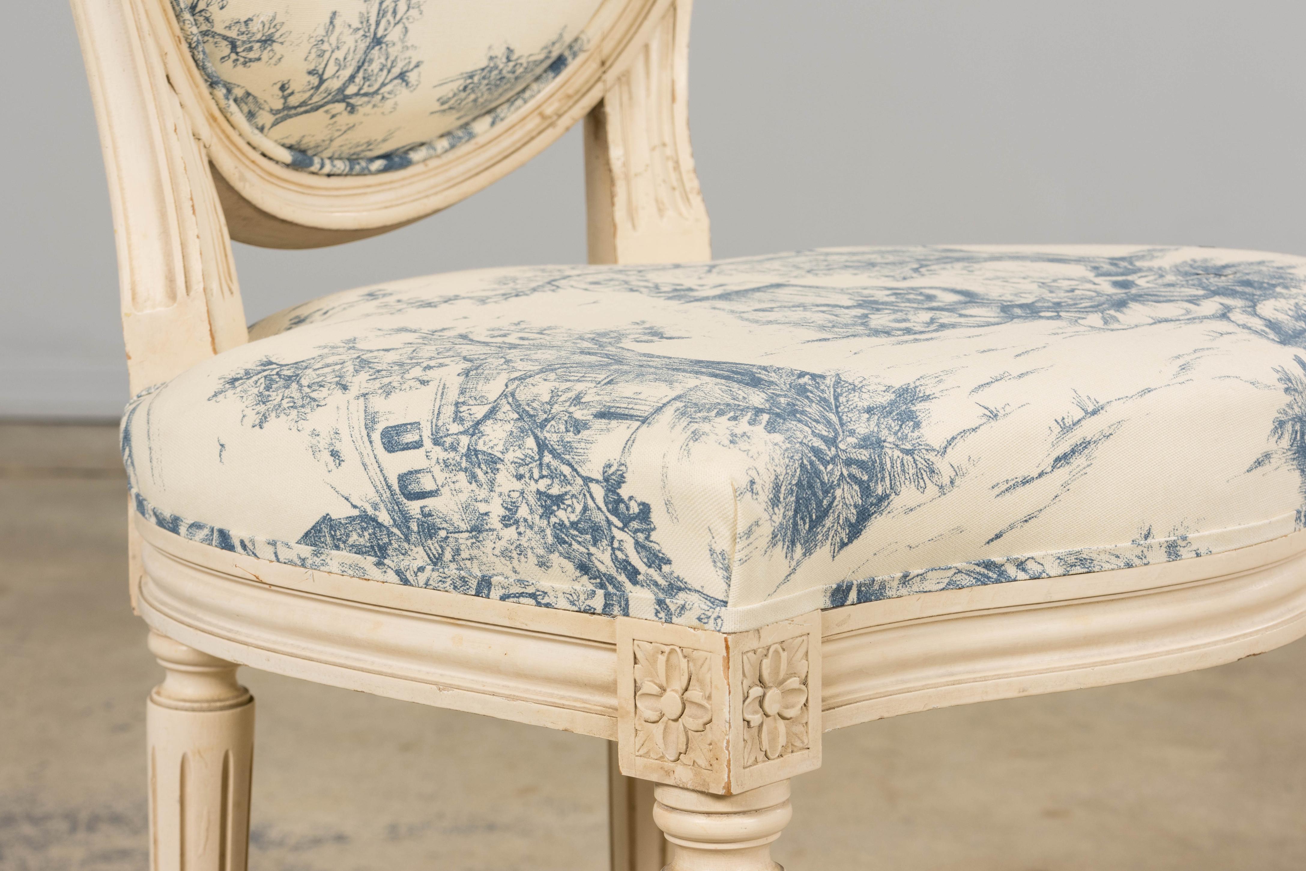 Tissu Anciennes chaises d'appoint peintes de style Louis XVI en toile bleue - une paire en vente