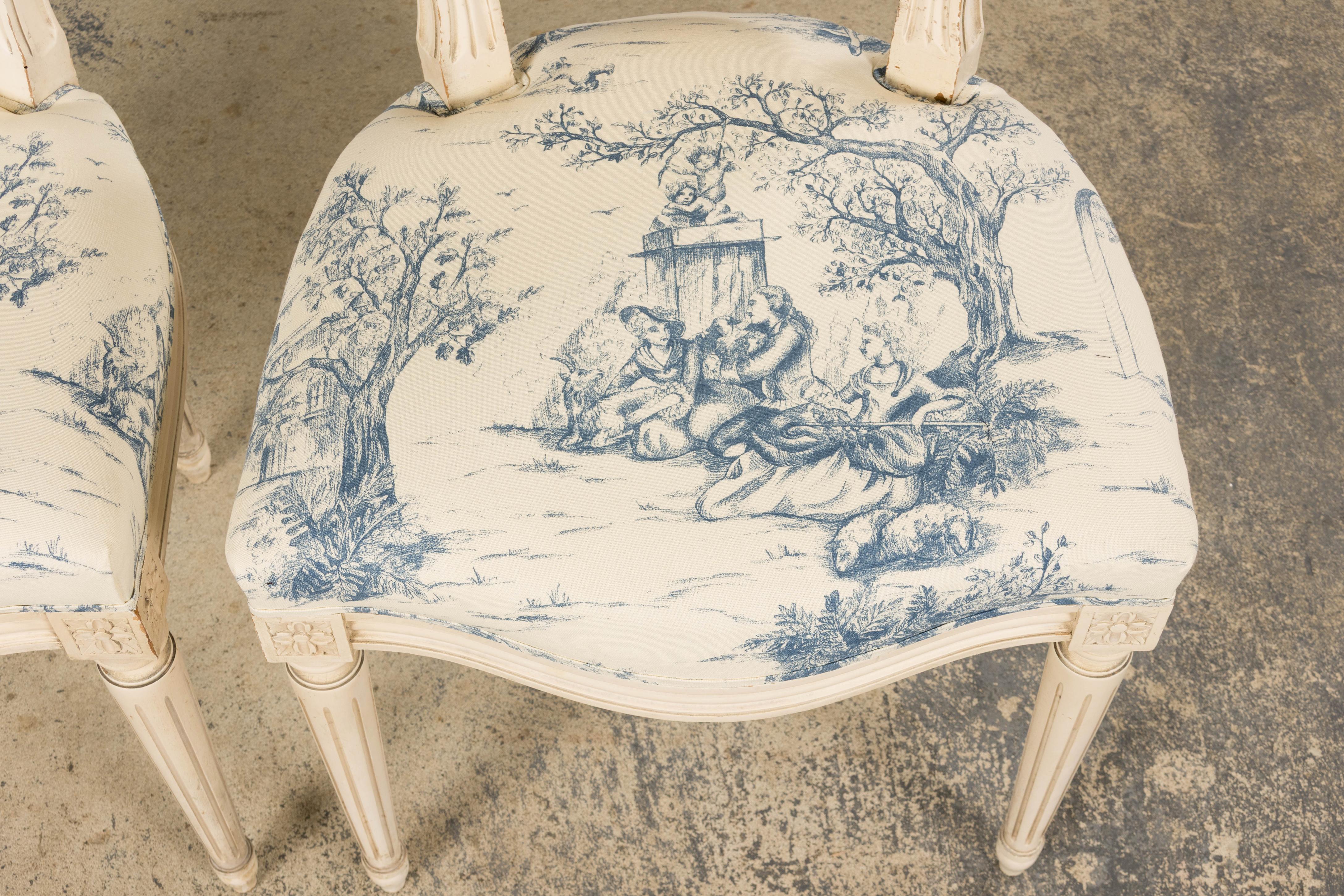 Anciennes chaises d'appoint peintes de style Louis XVI en toile bleue - une paire en vente 1