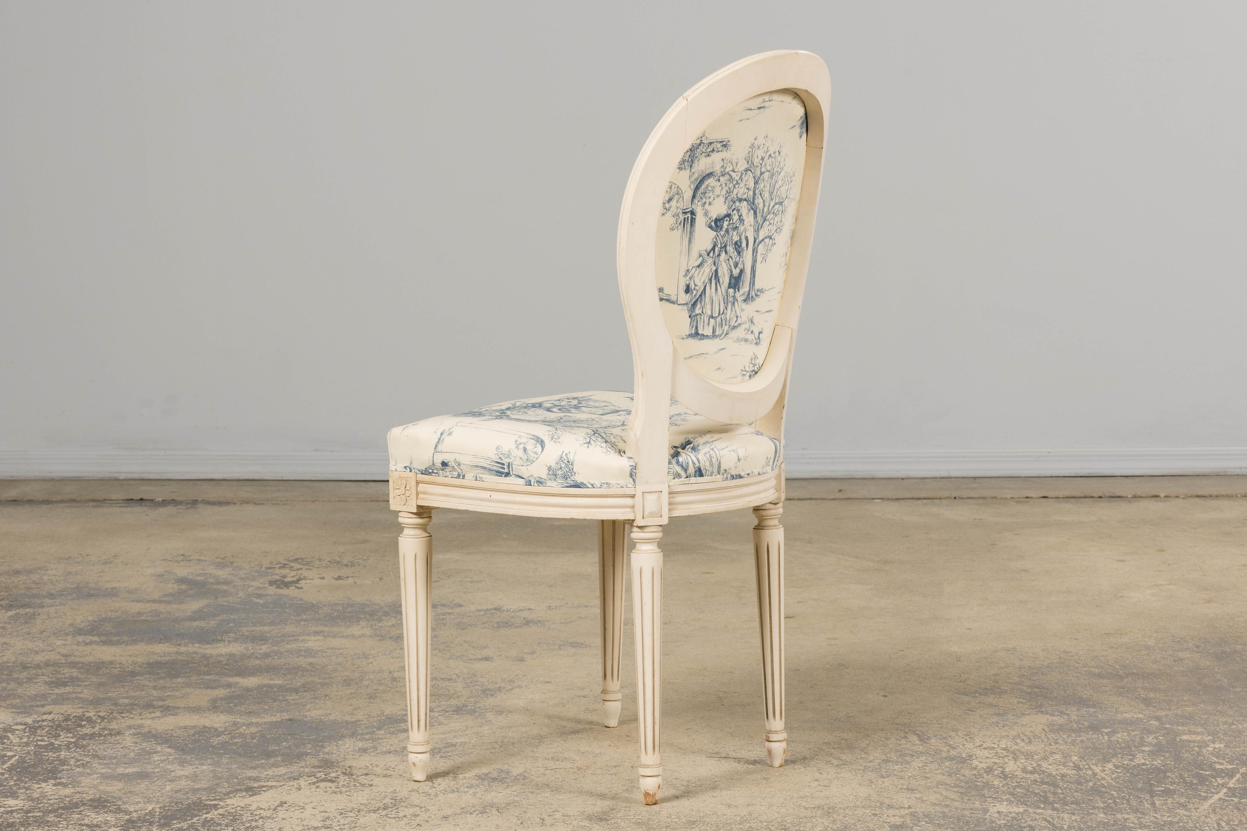 Anciennes chaises d'appoint peintes de style Louis XVI en toile bleue - une paire en vente 2