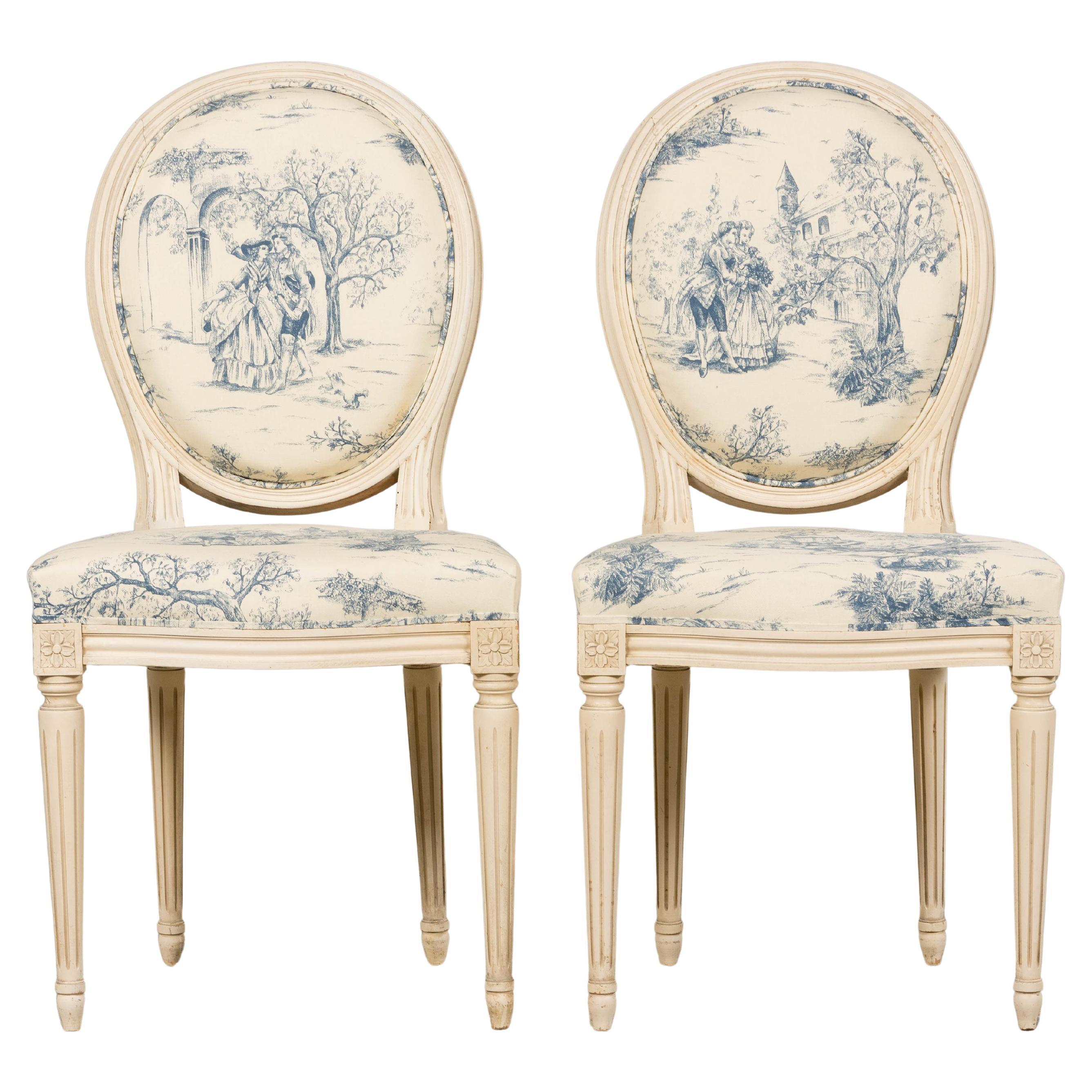 Anciennes chaises d'appoint peintes de style Louis XVI en toile bleue - une paire en vente