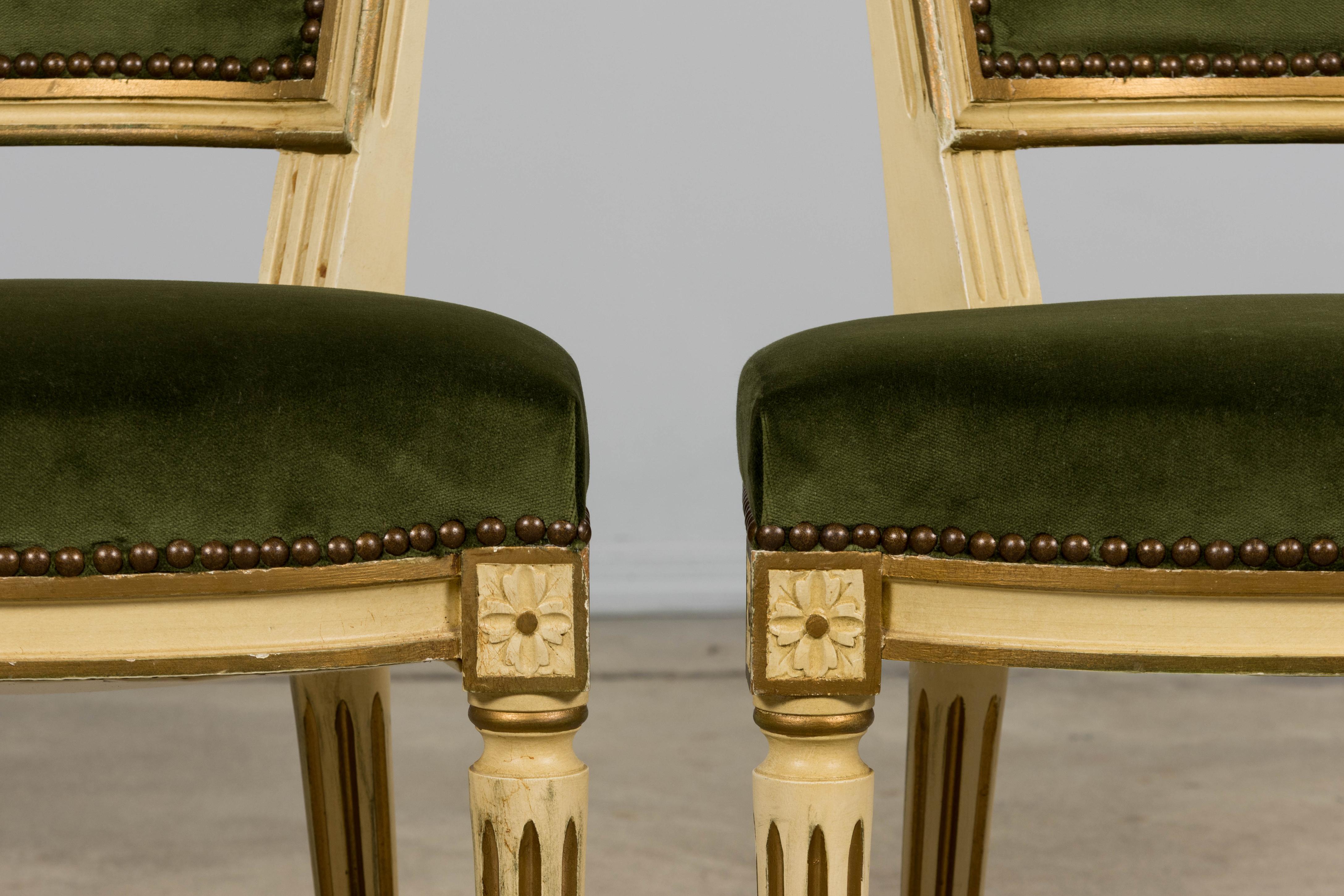 Ein exquisites Paar restaurierter französischer Beistellstühle aus dem frühen 20. Jahrhundert im Louis-XVI-/Marie-Antoinette-Stil aus der Provence, Frankreich. Die geformten, rechteckigen Rückenlehnen und Rahmen sind fein von Hand geschnitzt und in