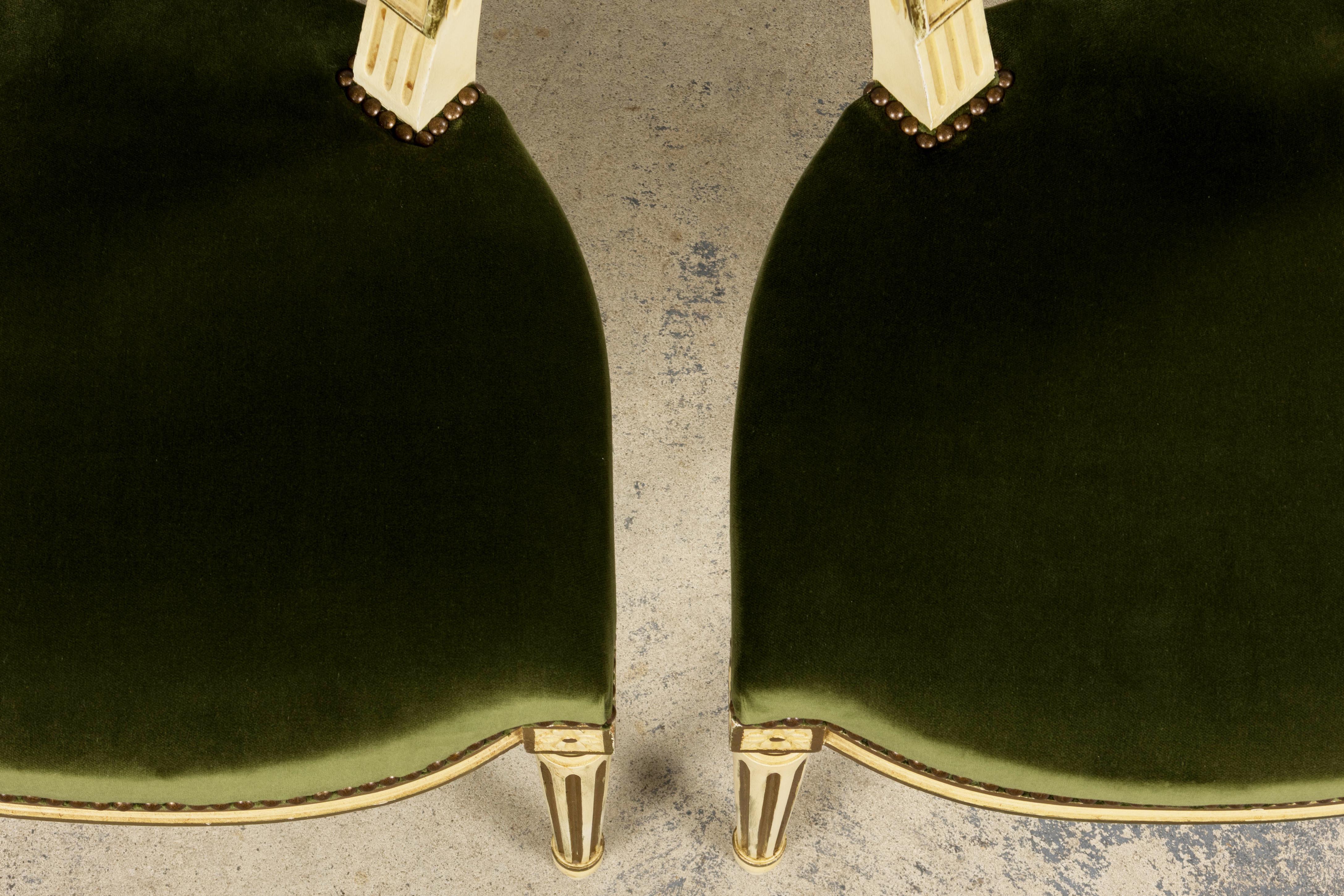 Antique French Louis XVI Style Painted Accent Side Chairs in Olive Green Velvet (Handgeschnitzt) im Angebot