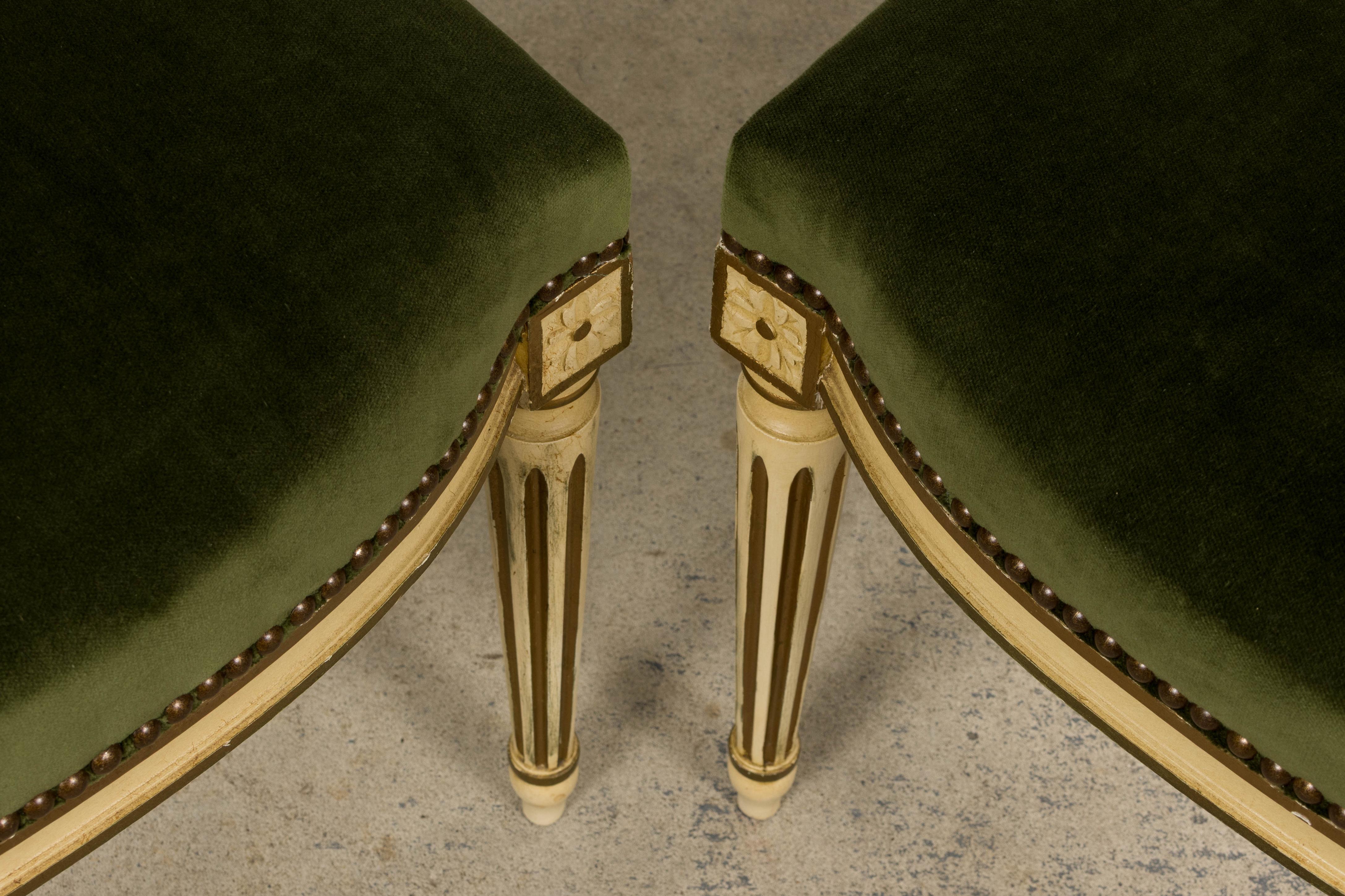 Antique French Louis XVI Style Painted Accent Side Chairs in Olive Green Velvet (20. Jahrhundert) im Angebot