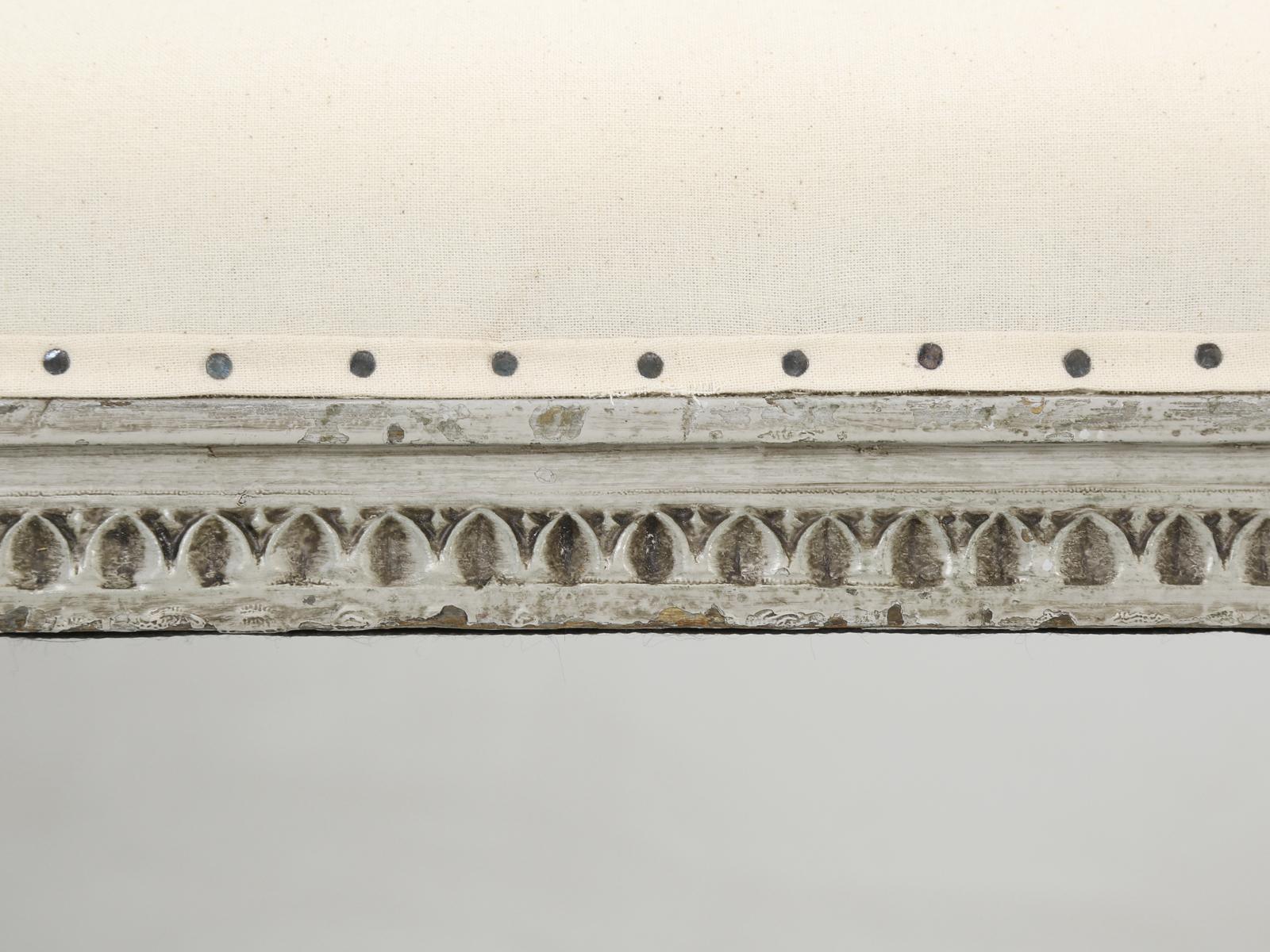 Antike französische bemalte Bank im Louis-XVI-Stil in alter Farbe und neu gepolsterter Polsterung (Gemalt) im Angebot