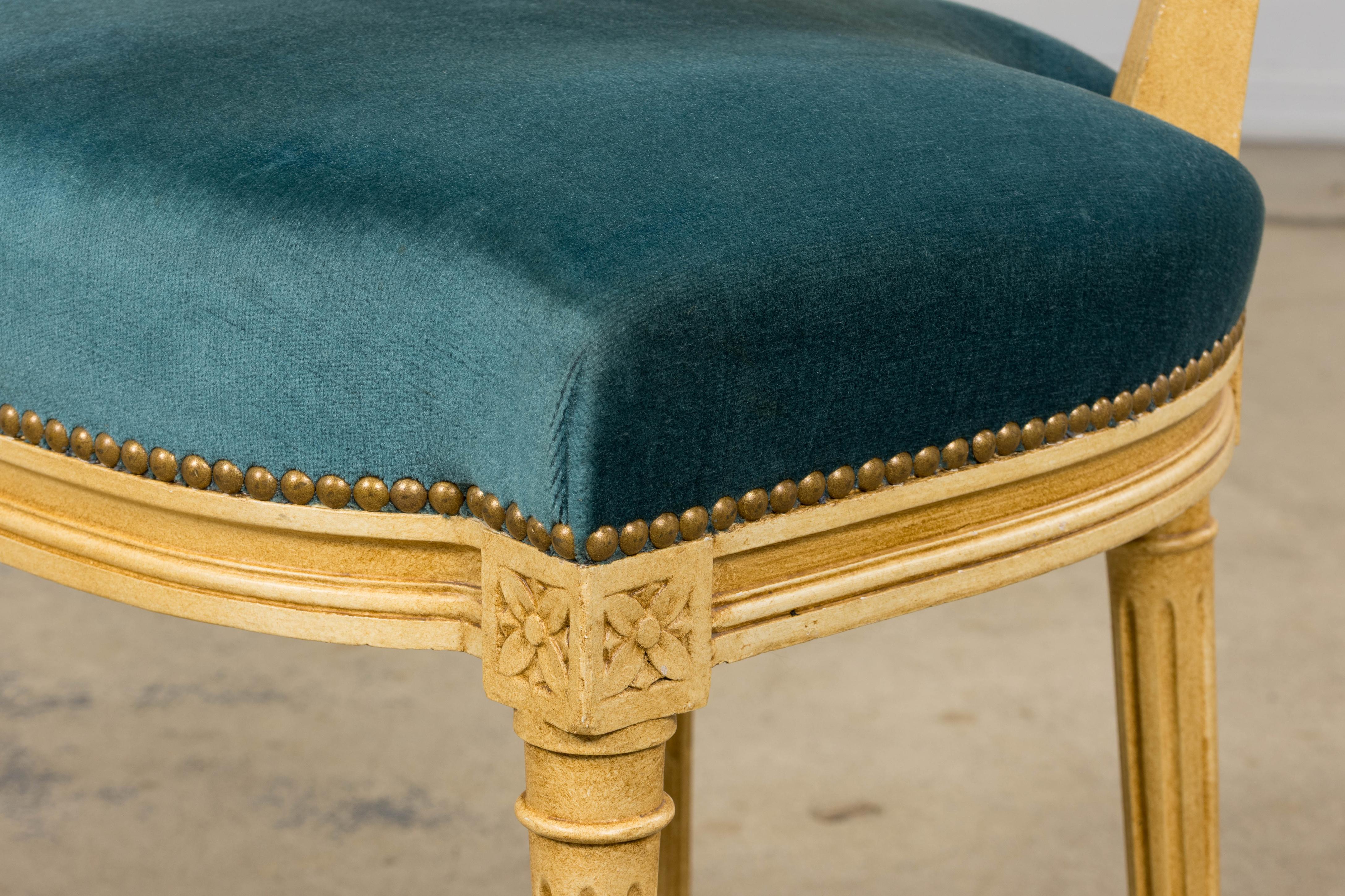 Antique French Louis XVI Style Painted Dining Chairs in Blue Velvet - Set von 6 im Angebot 2