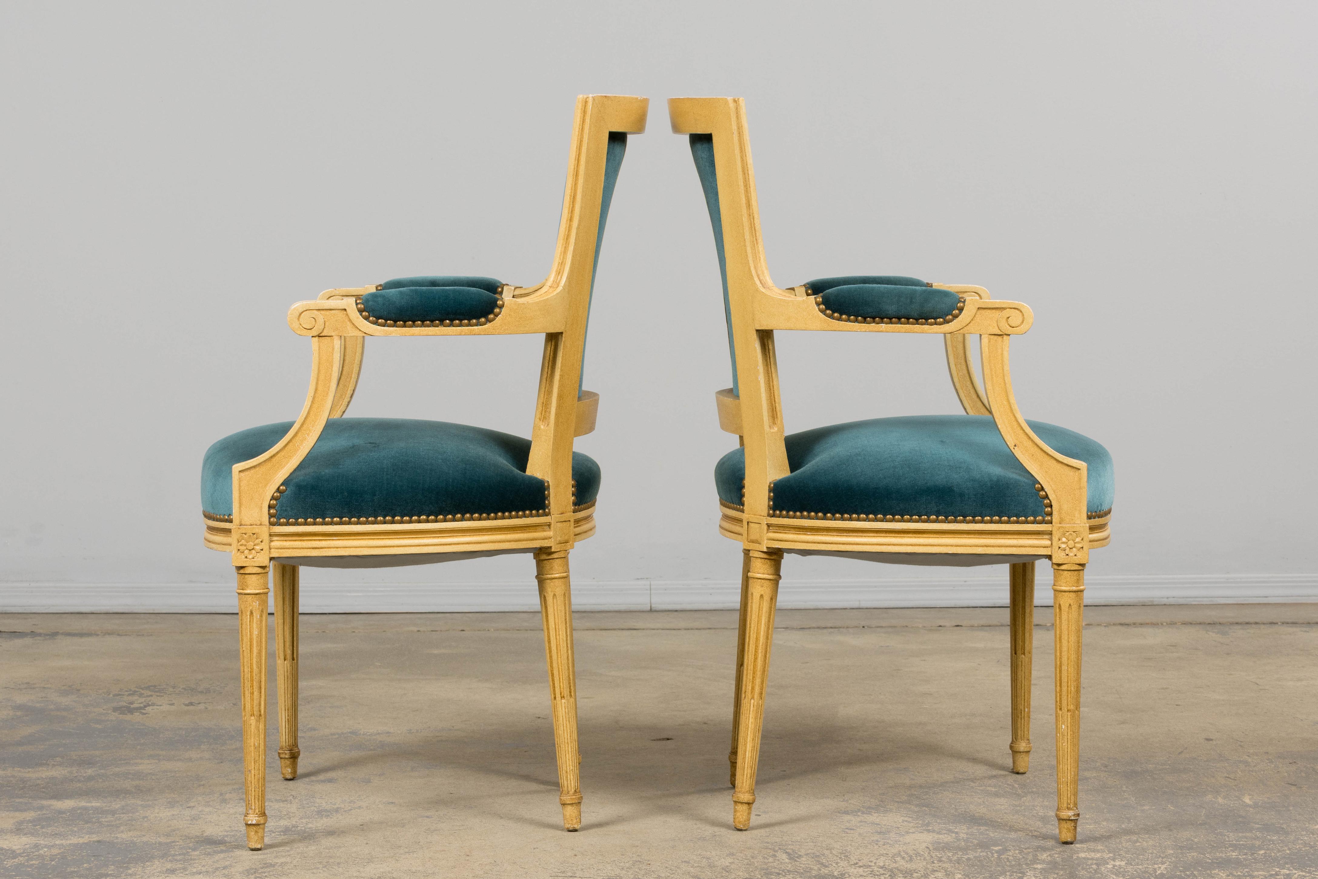 Antique French Louis XVI Style Painted Dining Chairs in Blue Velvet - Set von 6 im Angebot 4