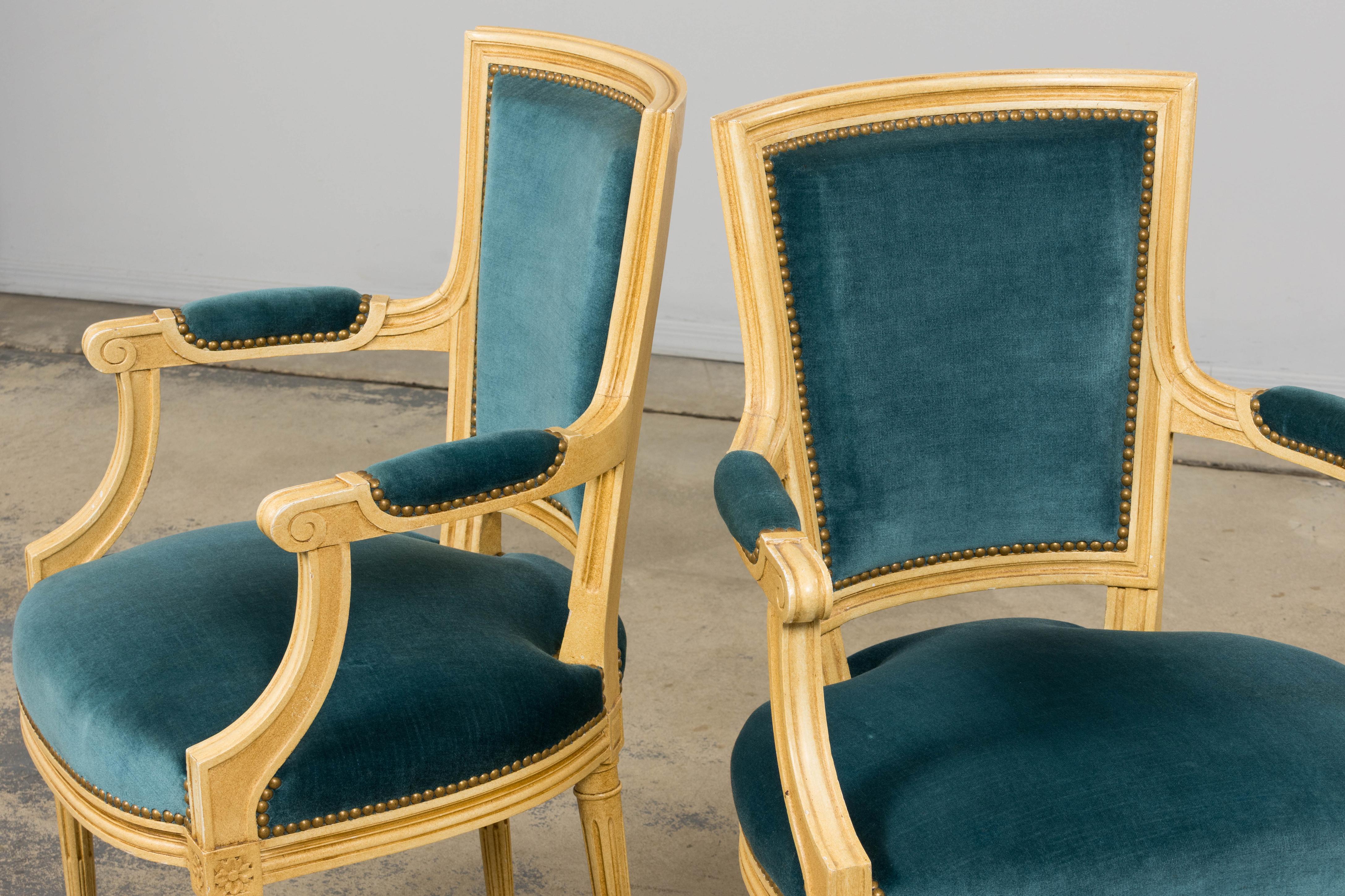 Antique French Louis XVI Style Painted Dining Chairs in Blue Velvet - Set von 6 im Angebot 5