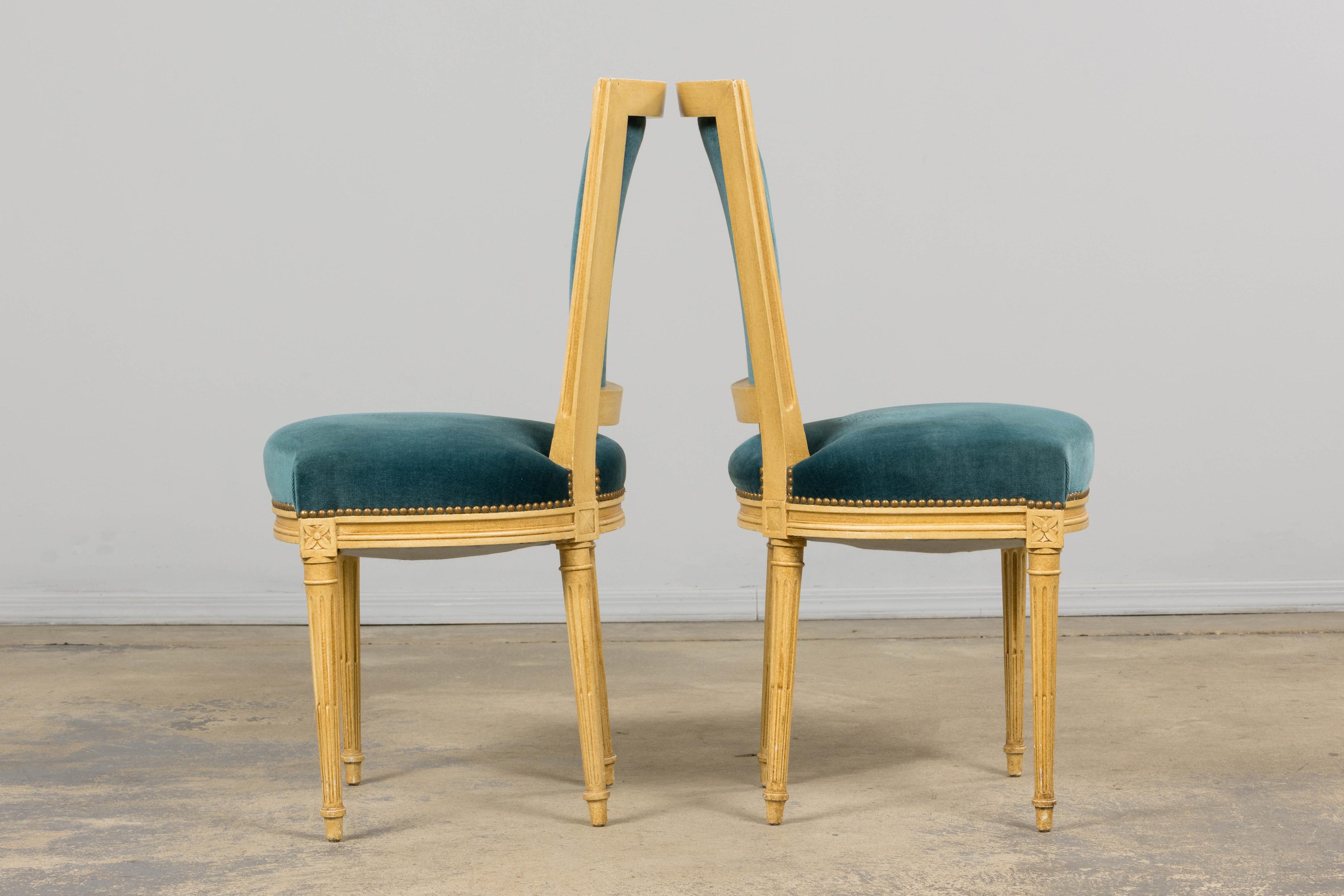 Antique French Louis XVI Style Painted Dining Chairs in Blue Velvet - Set von 6 im Angebot 8