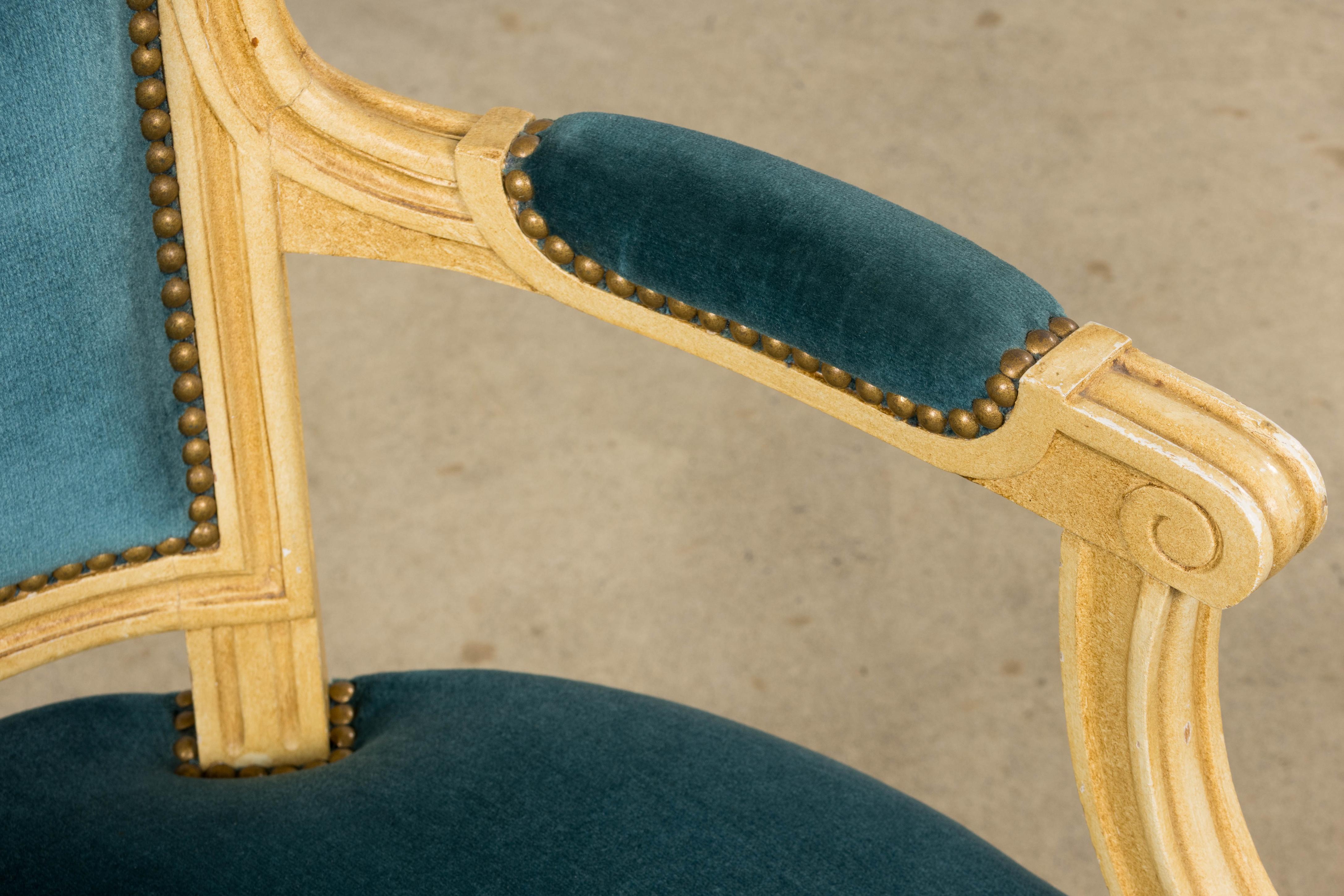Antique French Louis XVI Style Painted Dining Chairs in Blue Velvet - Set von 6 im Angebot 10