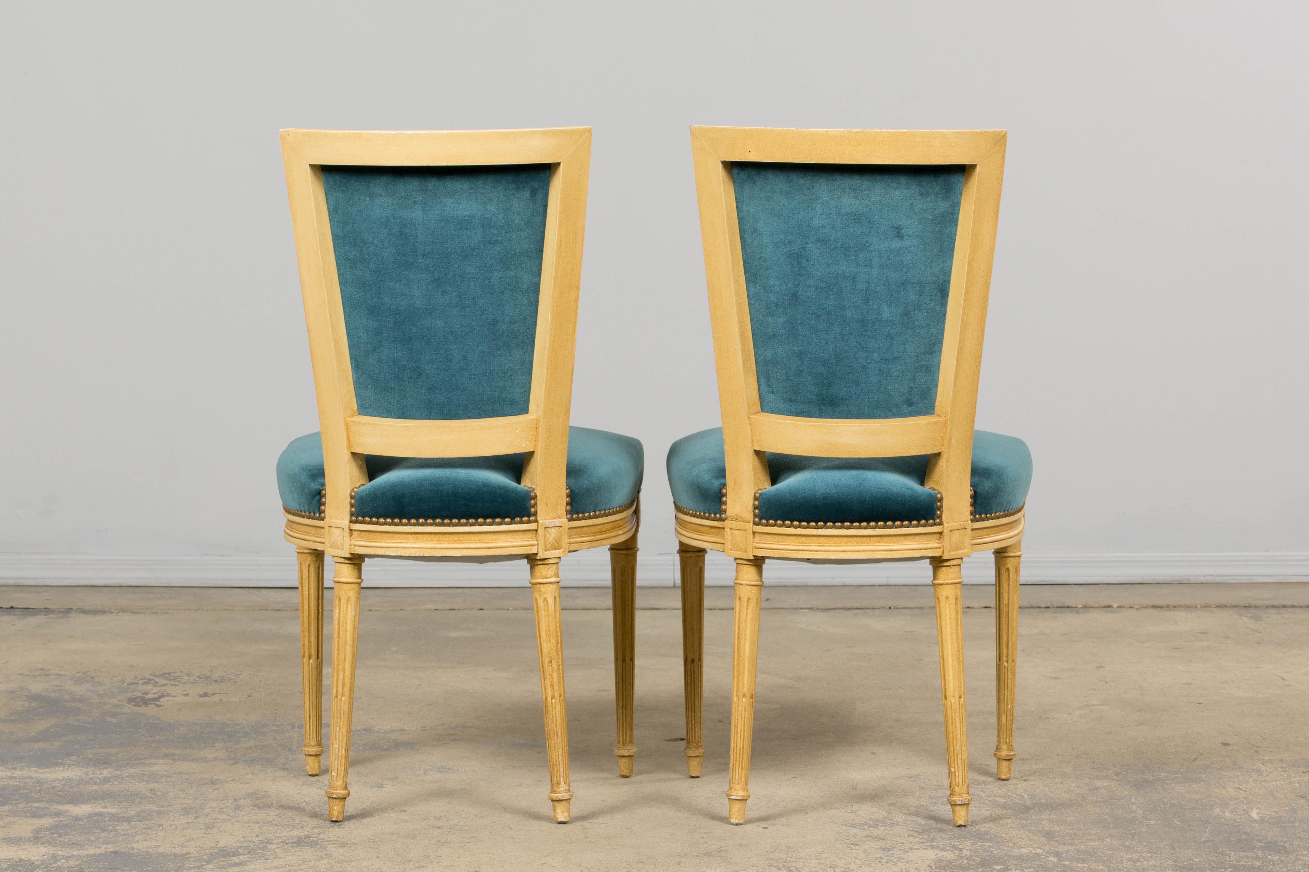 Antique French Louis XVI Style Painted Dining Chairs in Blue Velvet - Set von 6 im Angebot 11