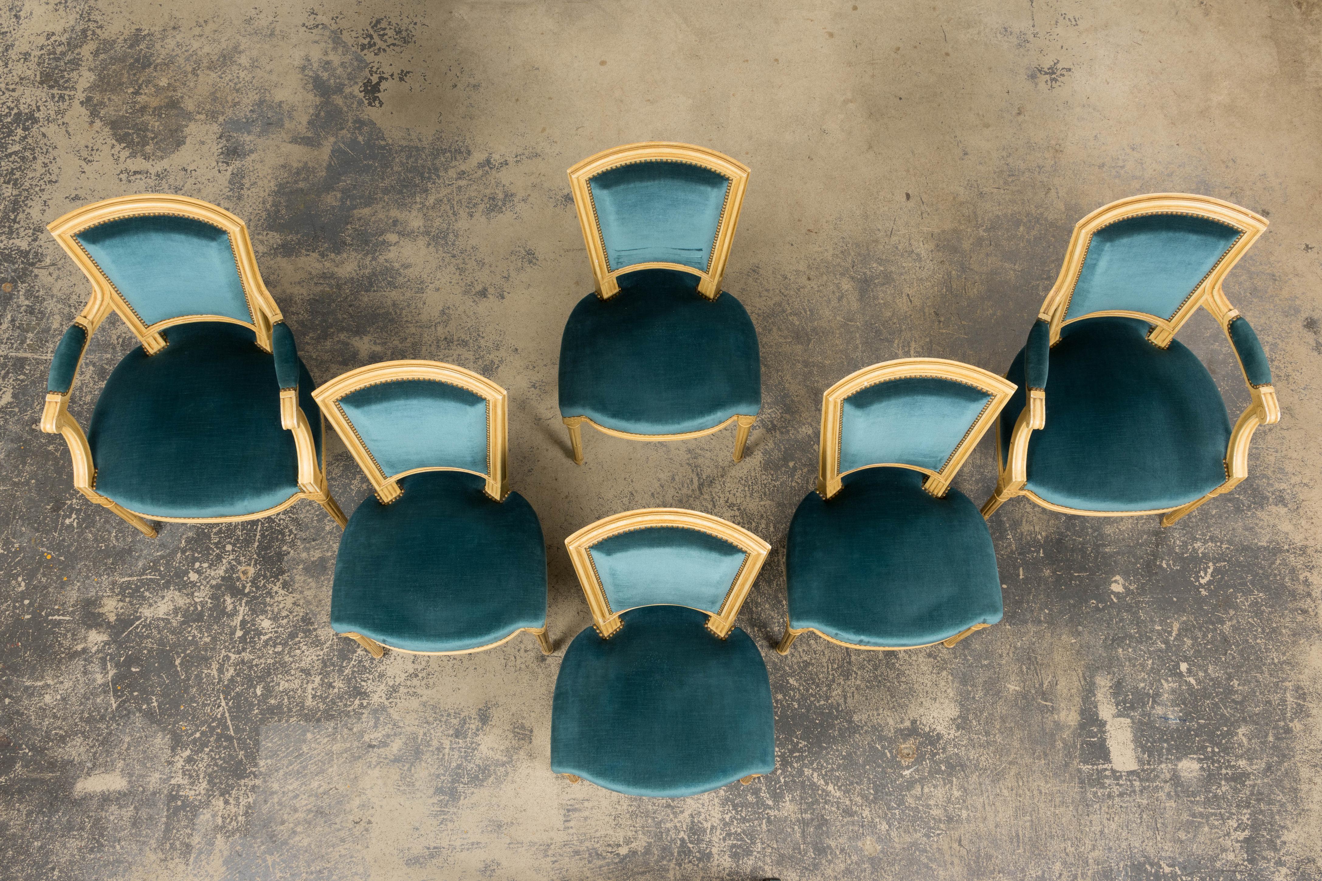 Antique French Louis XVI Style Painted Dining Chairs in Blue Velvet - Set von 6 (Louis XVI.) im Angebot