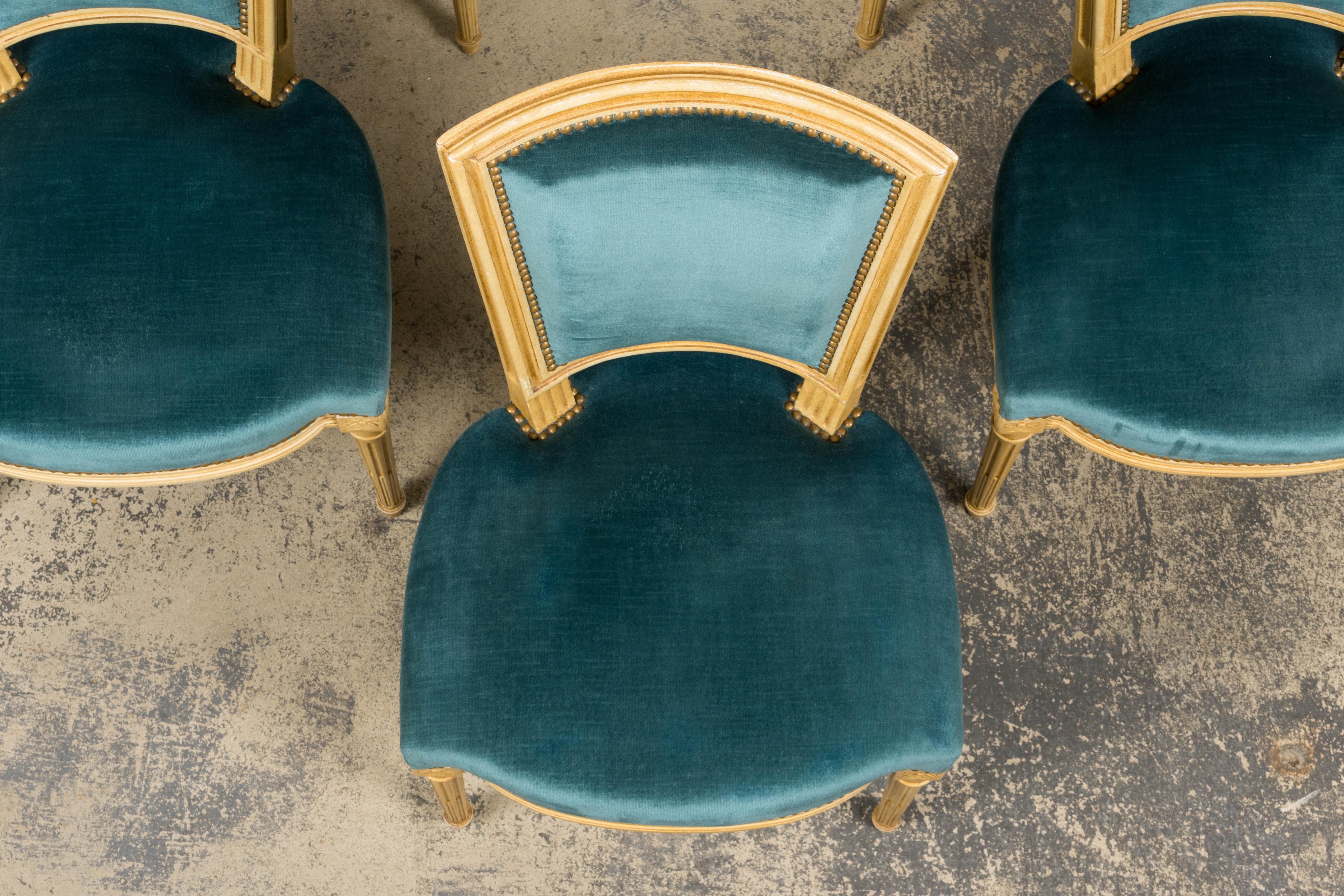 Antique French Louis XVI Style Painted Dining Chairs in Blue Velvet - Set von 6 (Französisch) im Angebot