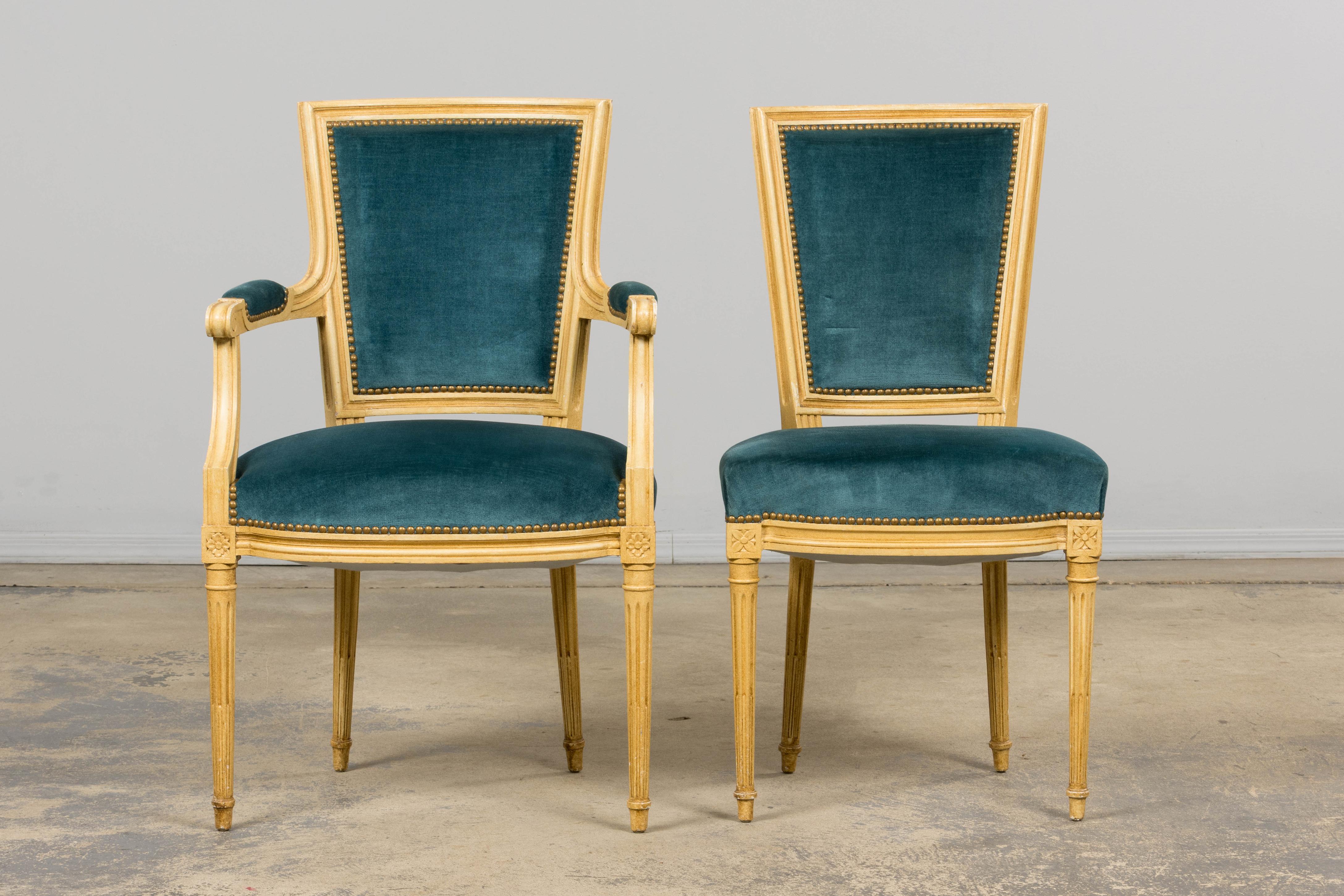 Antique French Louis XVI Style Painted Dining Chairs in Blue Velvet - Set von 6 (Handgeschnitzt) im Angebot