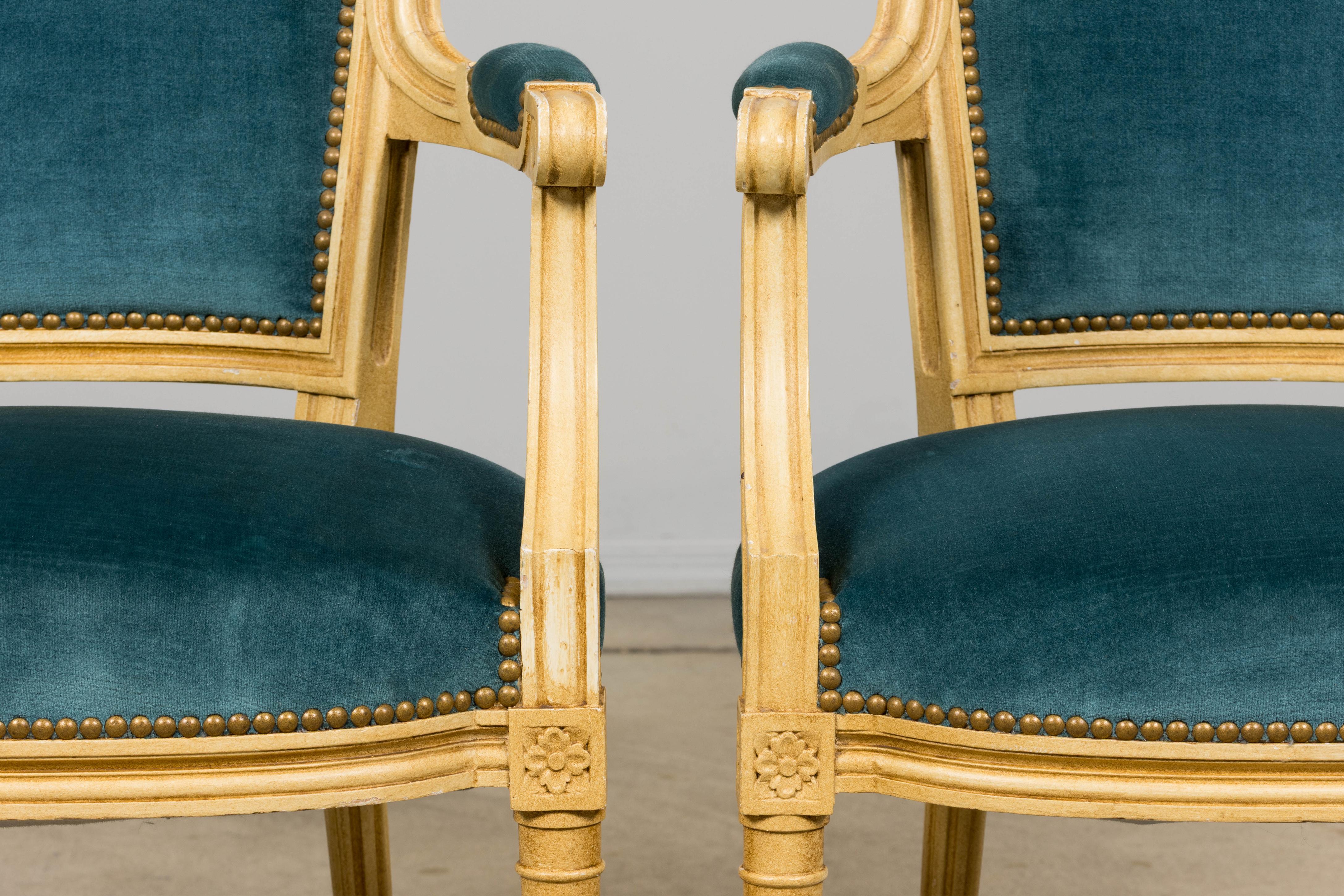 Antique French Louis XVI Style Painted Dining Chairs in Blue Velvet - Set von 6 im Zustand „Gut“ im Angebot in Astoria, NY