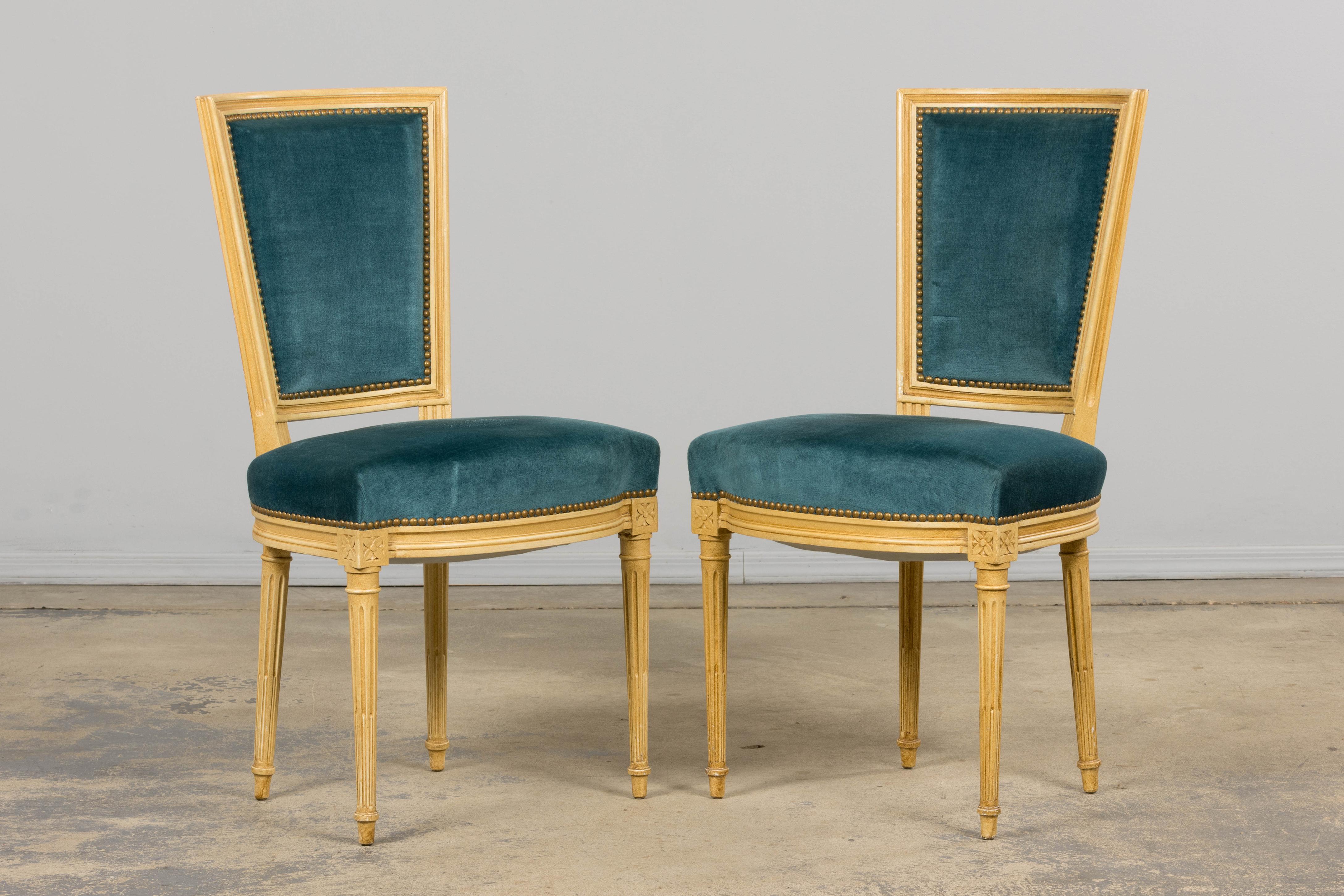 Antique French Louis XVI Style Painted Dining Chairs in Blue Velvet - Set von 6 (20. Jahrhundert) im Angebot