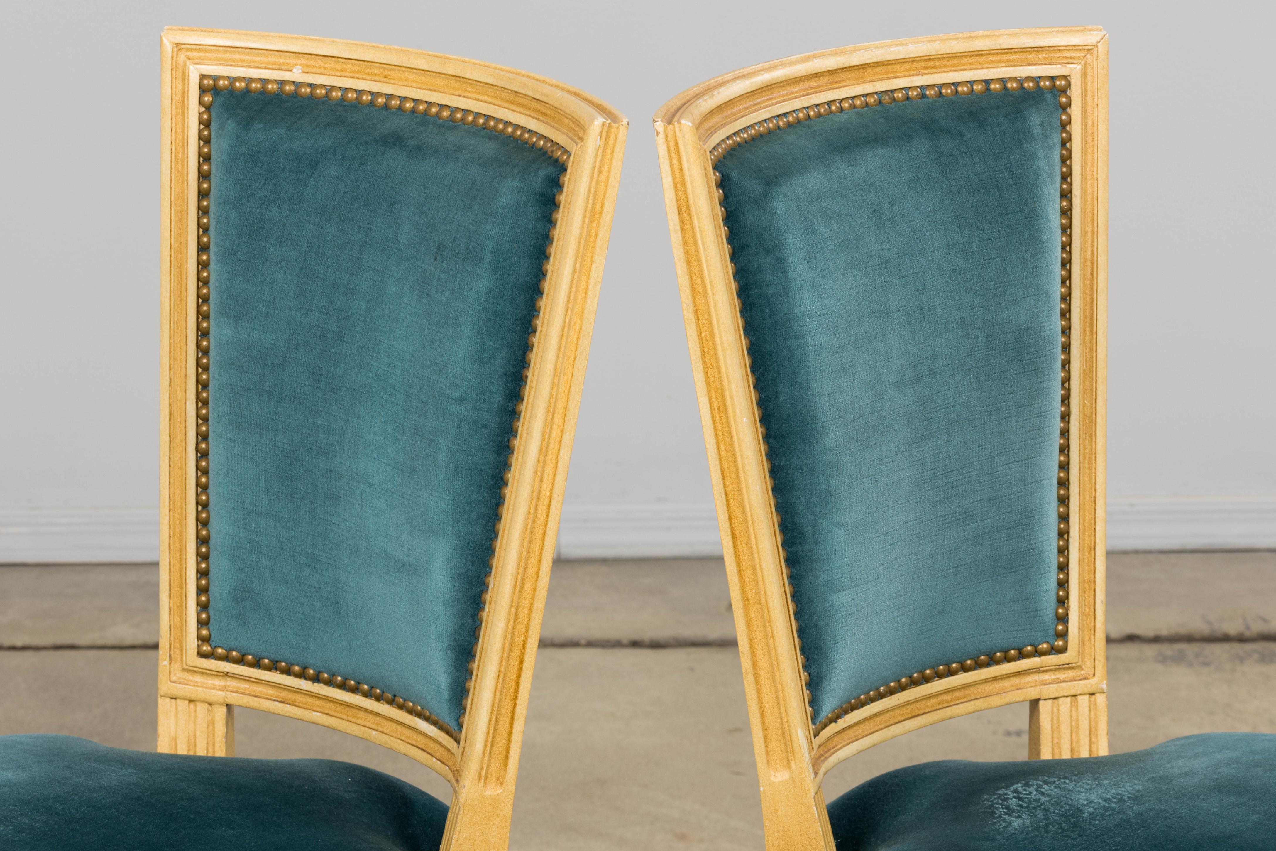 Antique French Louis XVI Style Painted Dining Chairs in Blue Velvet - Set von 6 (Samt) im Angebot