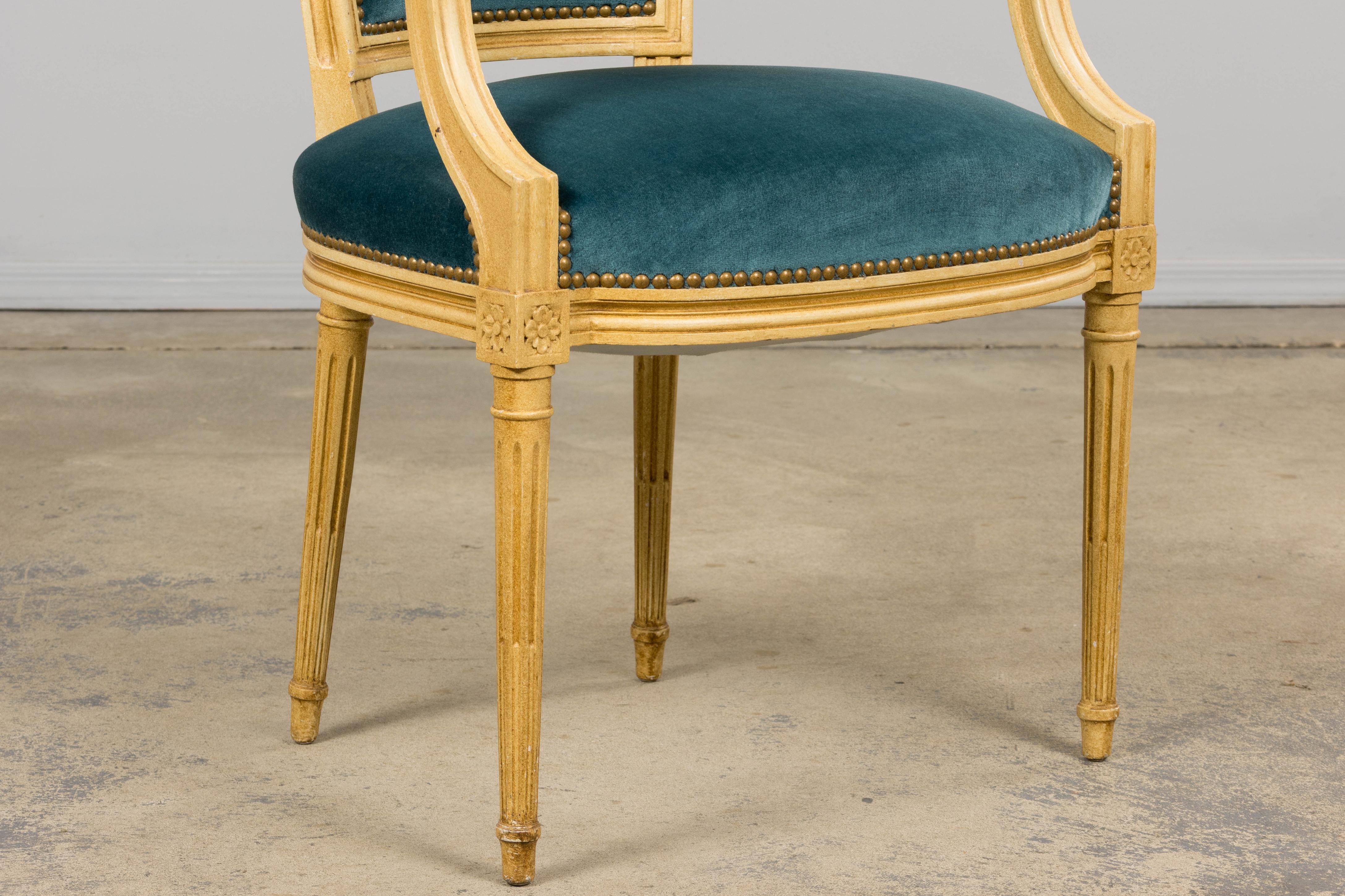 Antique French Louis XVI Style Painted Dining Chairs in Blue Velvet - Set von 6 im Angebot 1