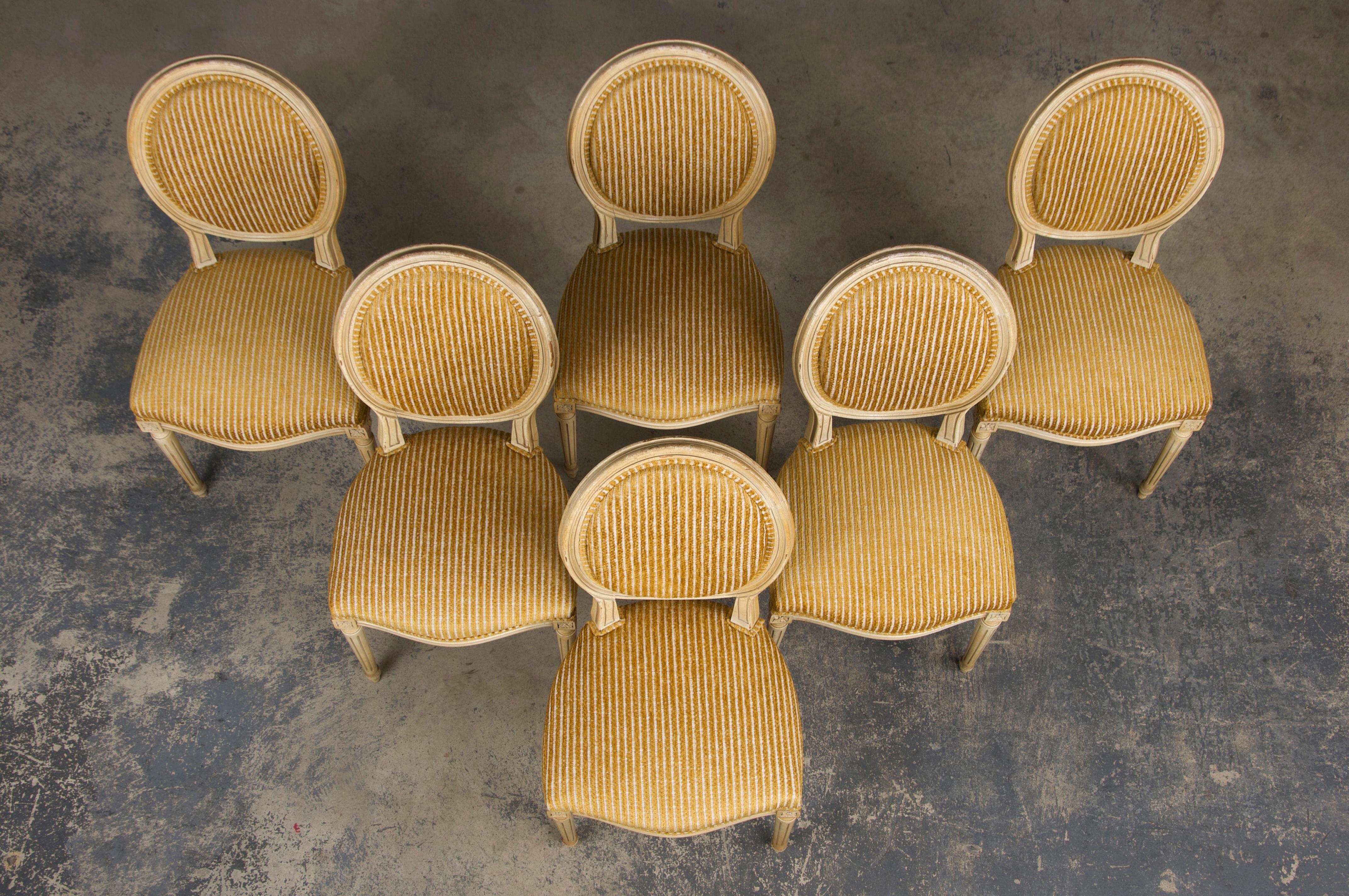Français Chaises de salle à manger françaises anciennes peintes de style Louis XVI avec tissu rayé - lot de 6 en vente