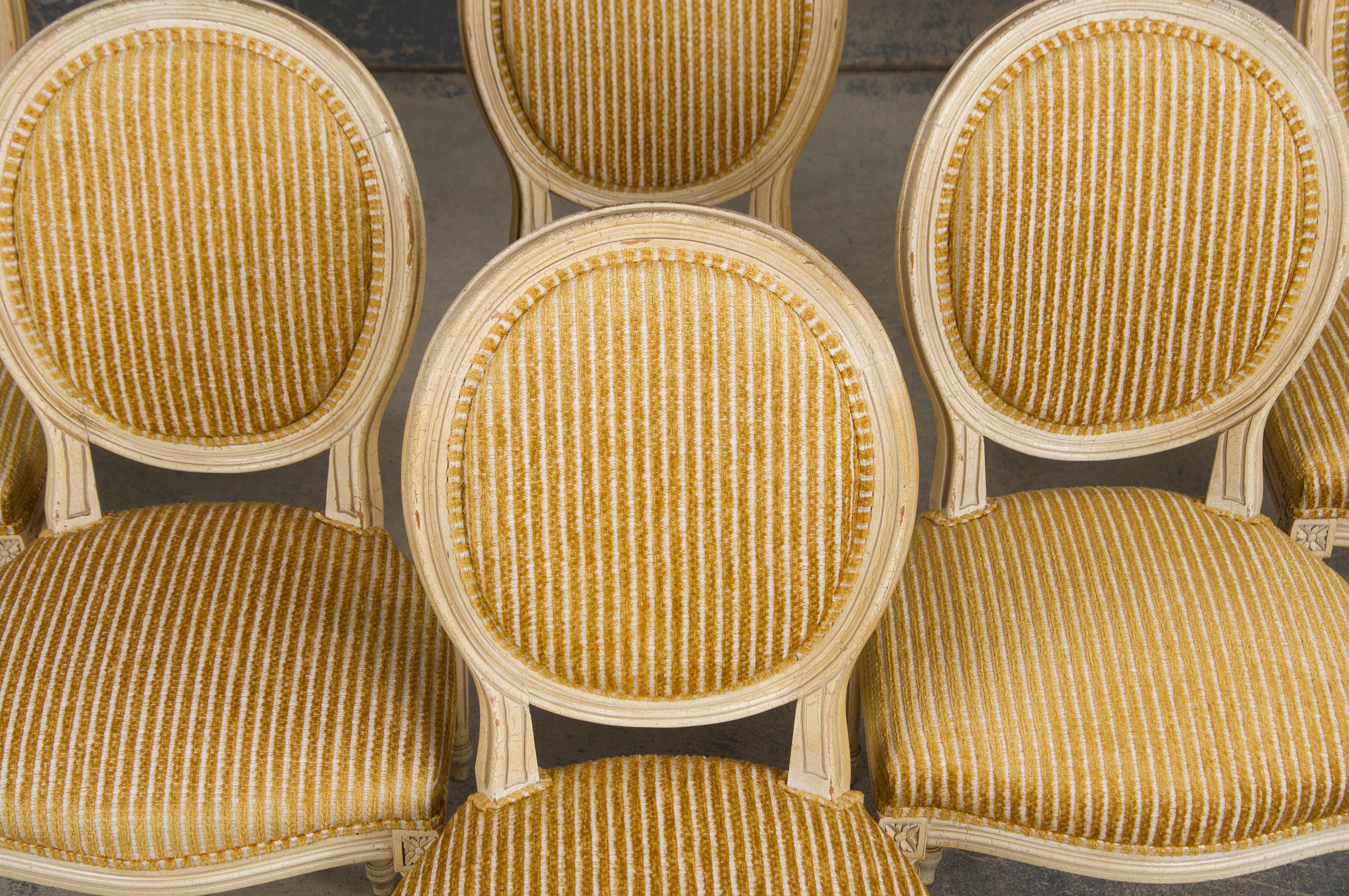 Sculpté à la main Chaises de salle à manger françaises anciennes peintes de style Louis XVI avec tissu rayé - lot de 6 en vente