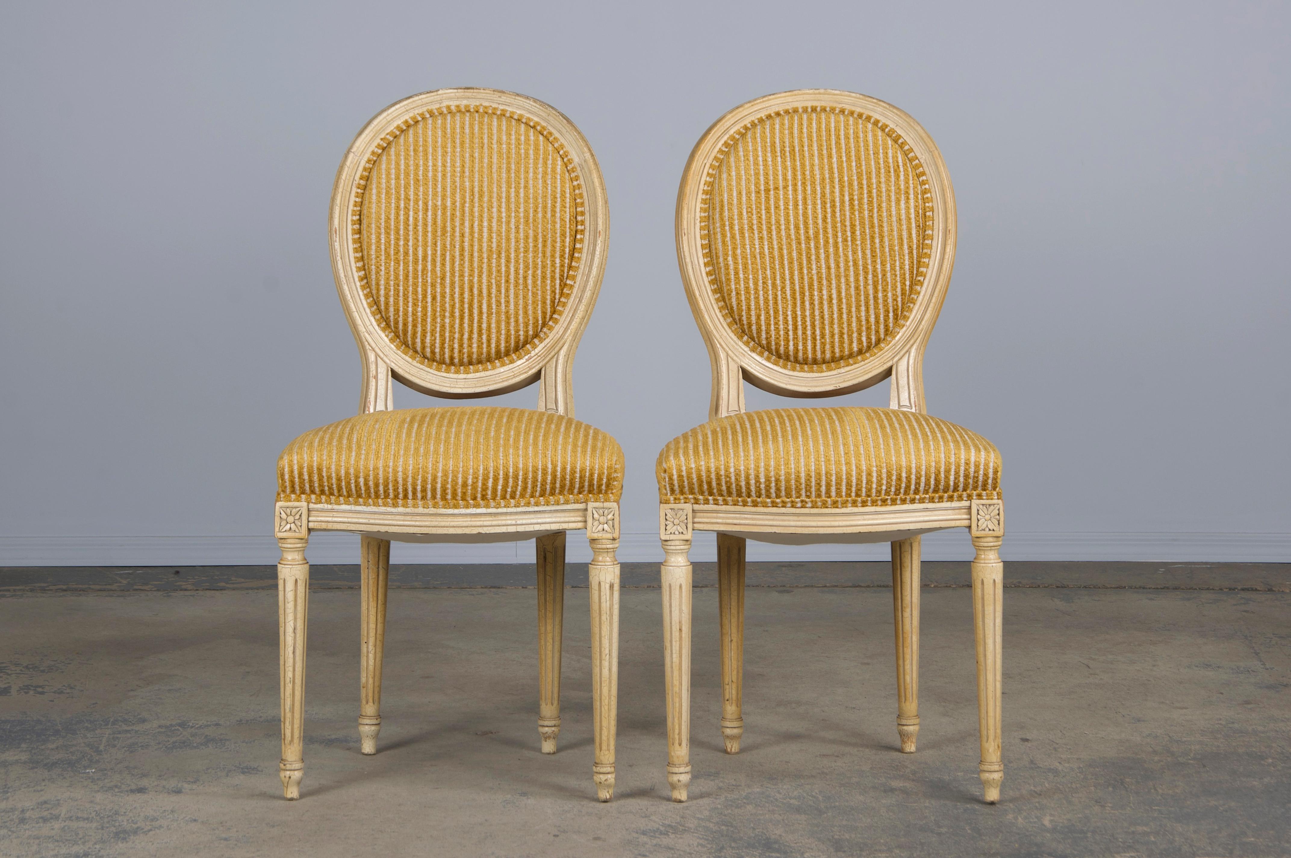 Chaises de salle à manger françaises anciennes peintes de style Louis XVI avec tissu rayé - lot de 6 Bon état - En vente à Astoria, NY
