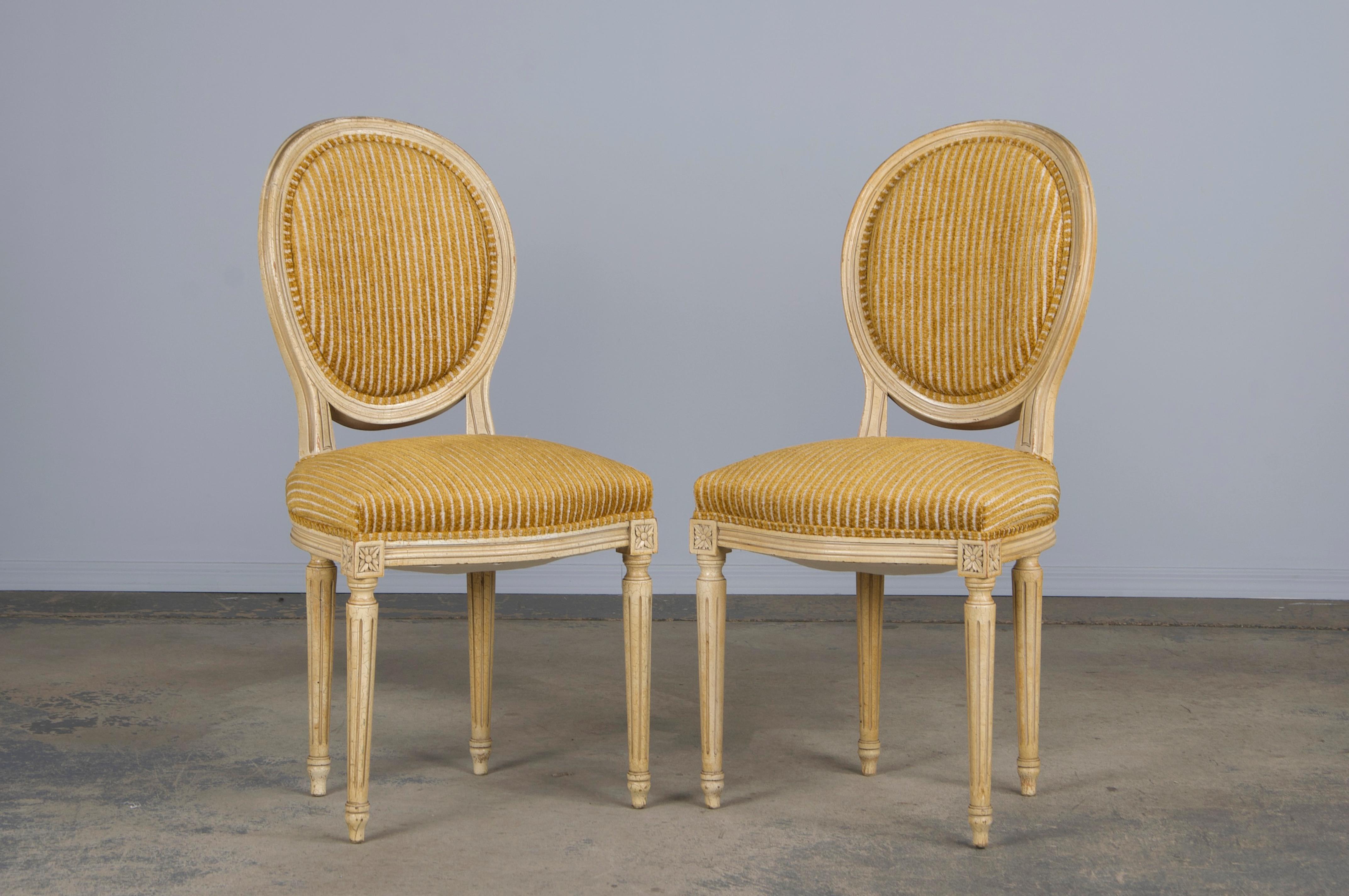 20ième siècle Chaises de salle à manger françaises anciennes peintes de style Louis XVI avec tissu rayé - lot de 6 en vente