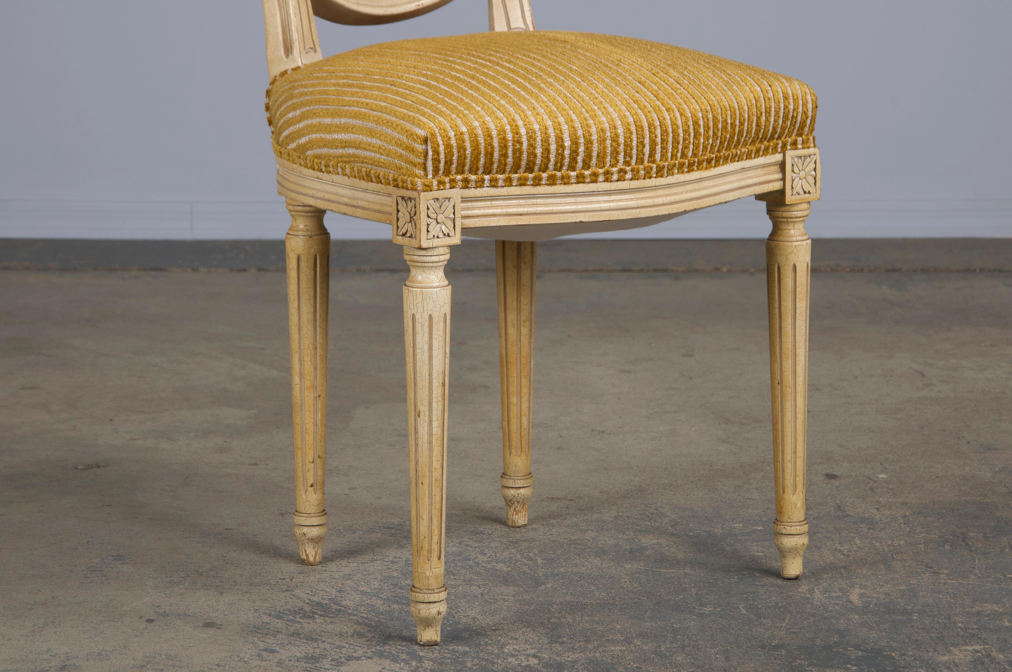 Chaises de salle à manger françaises anciennes peintes de style Louis XVI avec tissu rayé - lot de 6 en vente 2