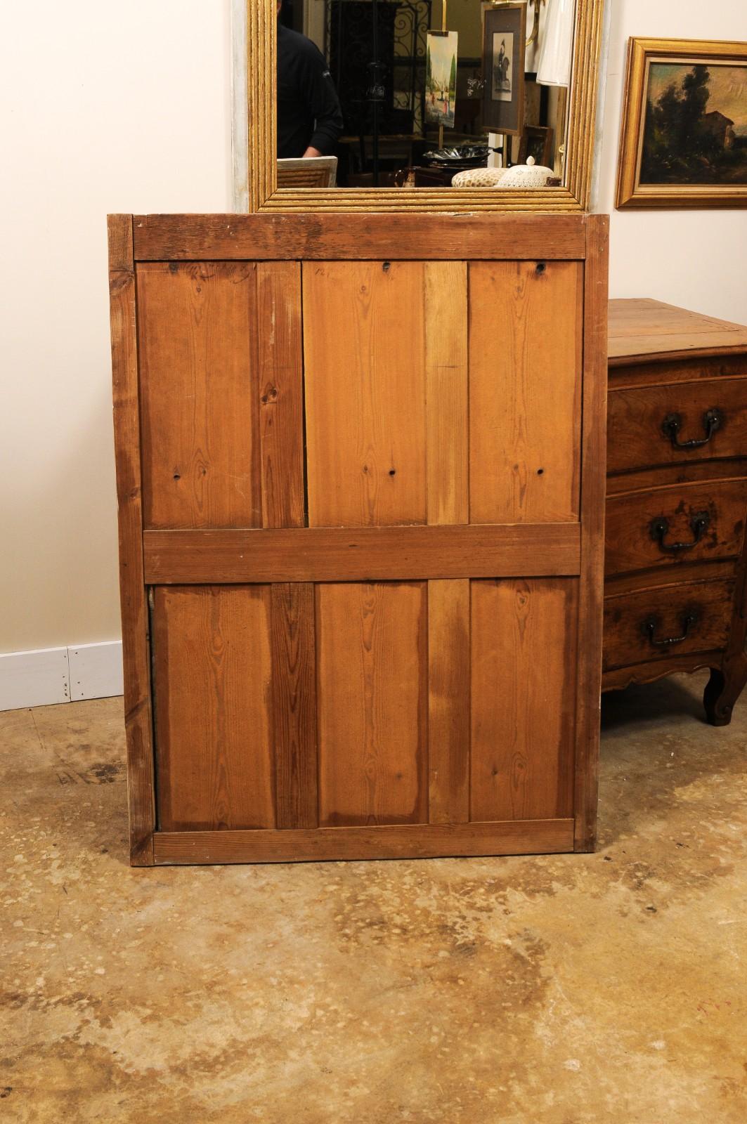 Espejo rectangular de estilo Luis XVI con marco interior de madera dorada, finamente tallado y rodeado de un suave borde gris desgastado por el tiempo. Esta pieza tiene una elegancia discreta y atemporal, y combinaría bien tanto en un espacio