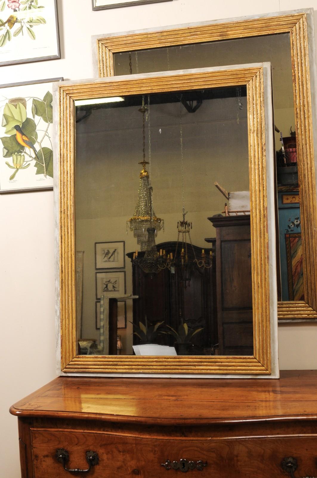 Antiguo Espejo Francés Estilo Luis XVI Pintado Dorado y Gris Suave Hecho a mano en venta