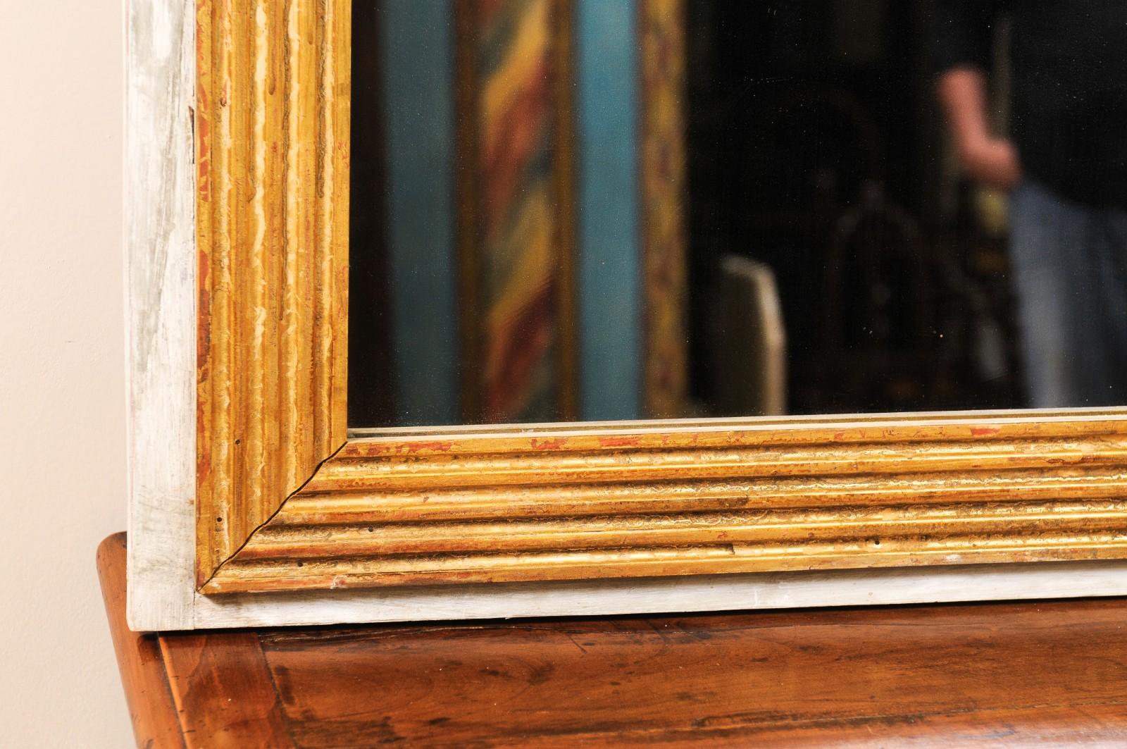 Antiguo Espejo Francés Estilo Luis XVI Pintado Dorado y Gris Suave en venta 1