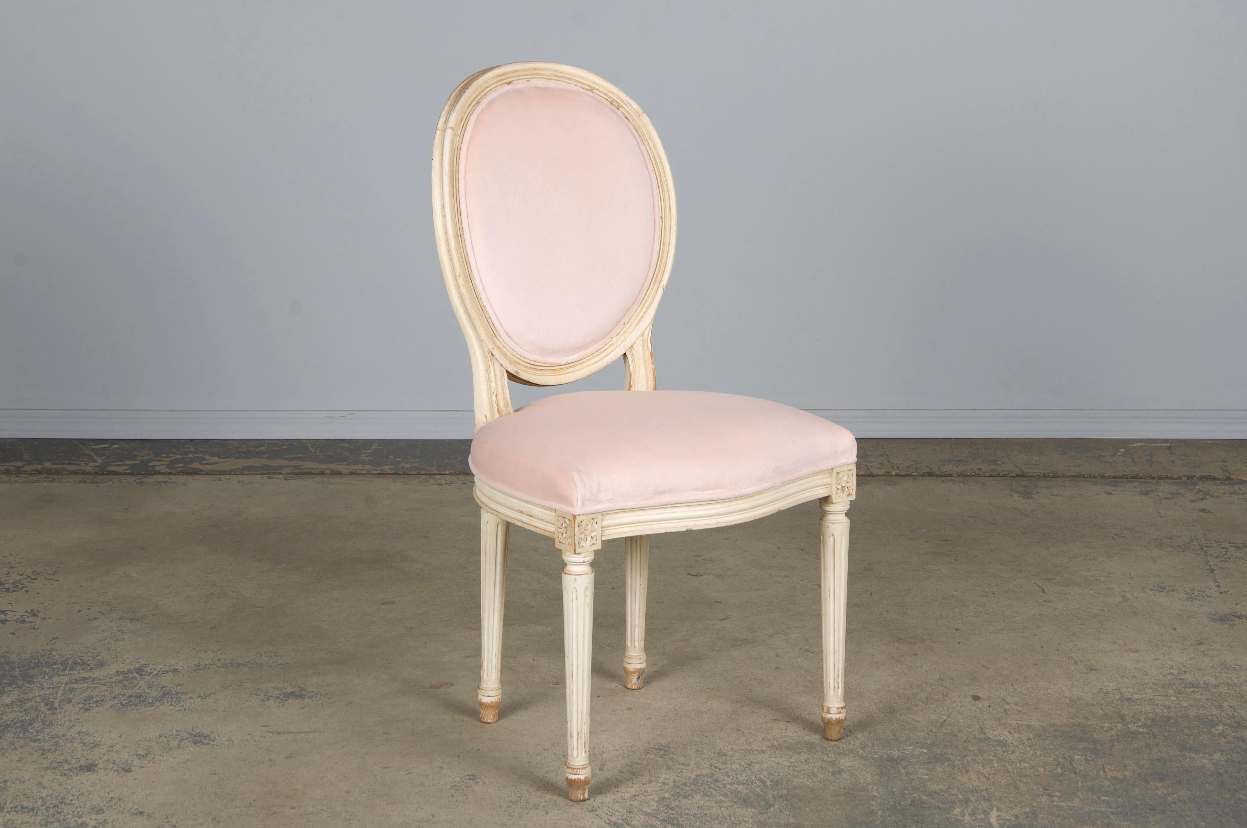 Hand-Carved Antique French Louis XVI Style Painted Side Chair in Peony Velvet For Sale