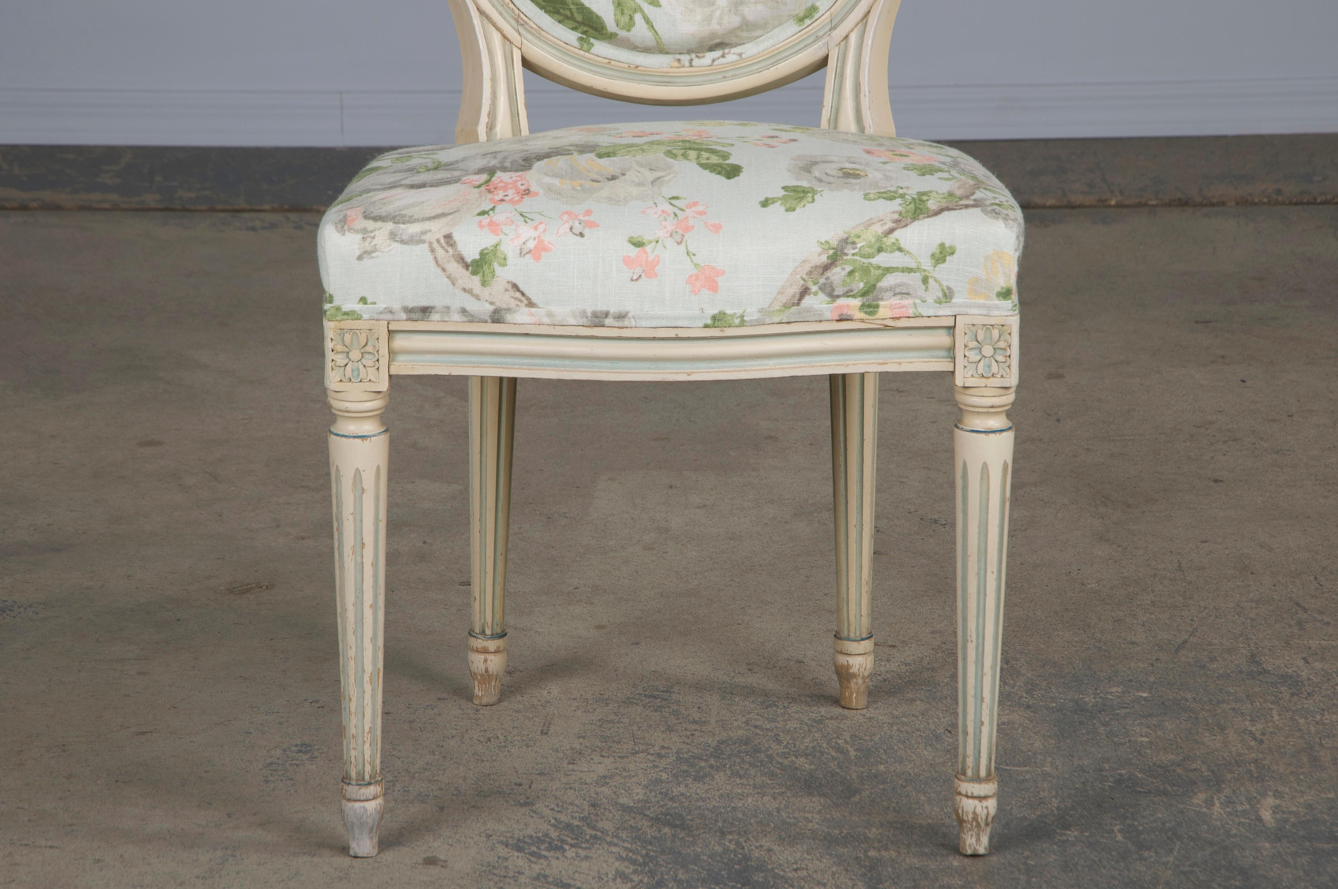 Antique French Louis XVI Style Painted Side Chair W/ Floral Linen Hecho a mano