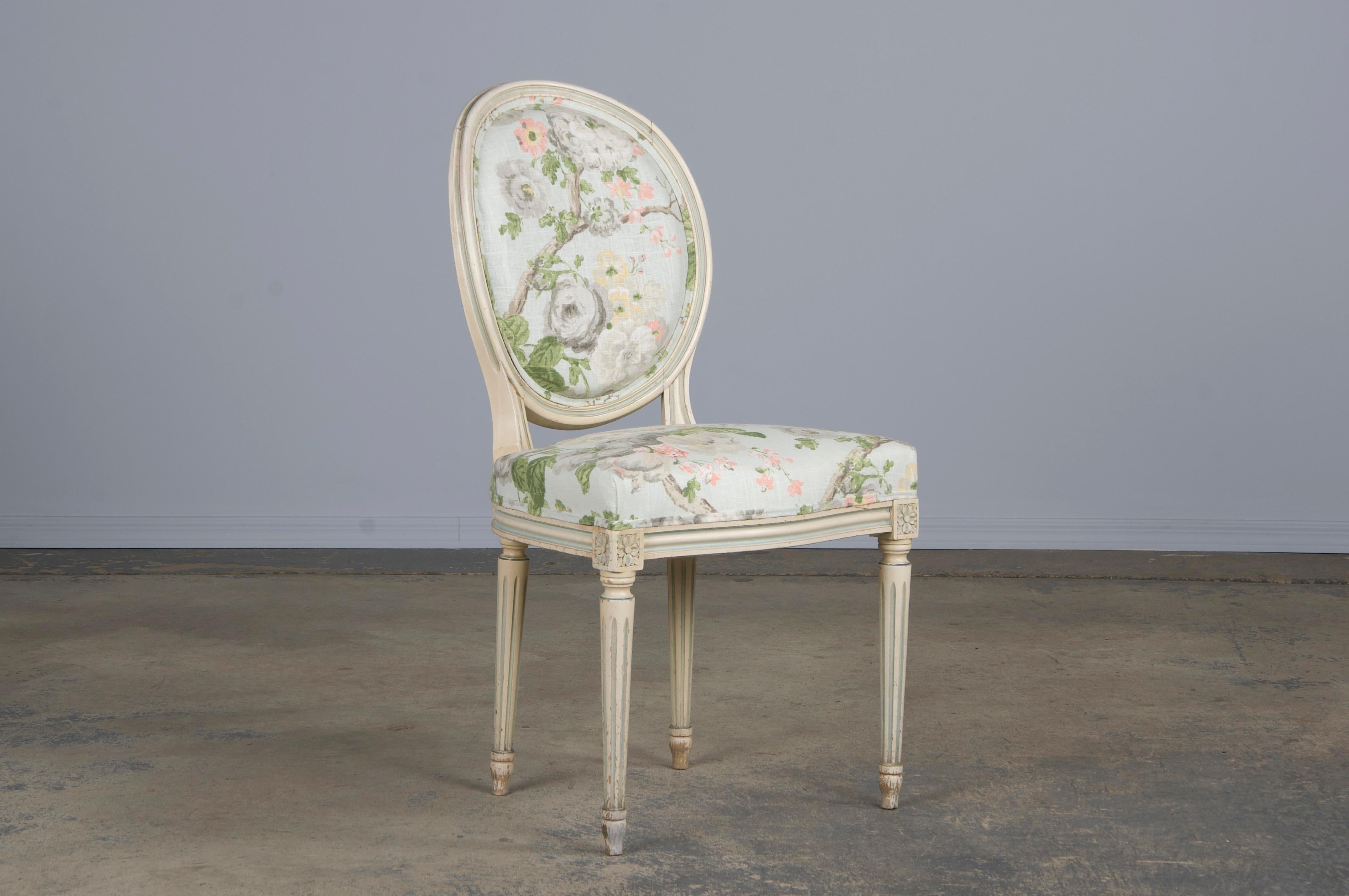 Antique French Louis XVI Style Painted Side Chair W/ Floral Linen en Bueno Estado en Astoria, NY