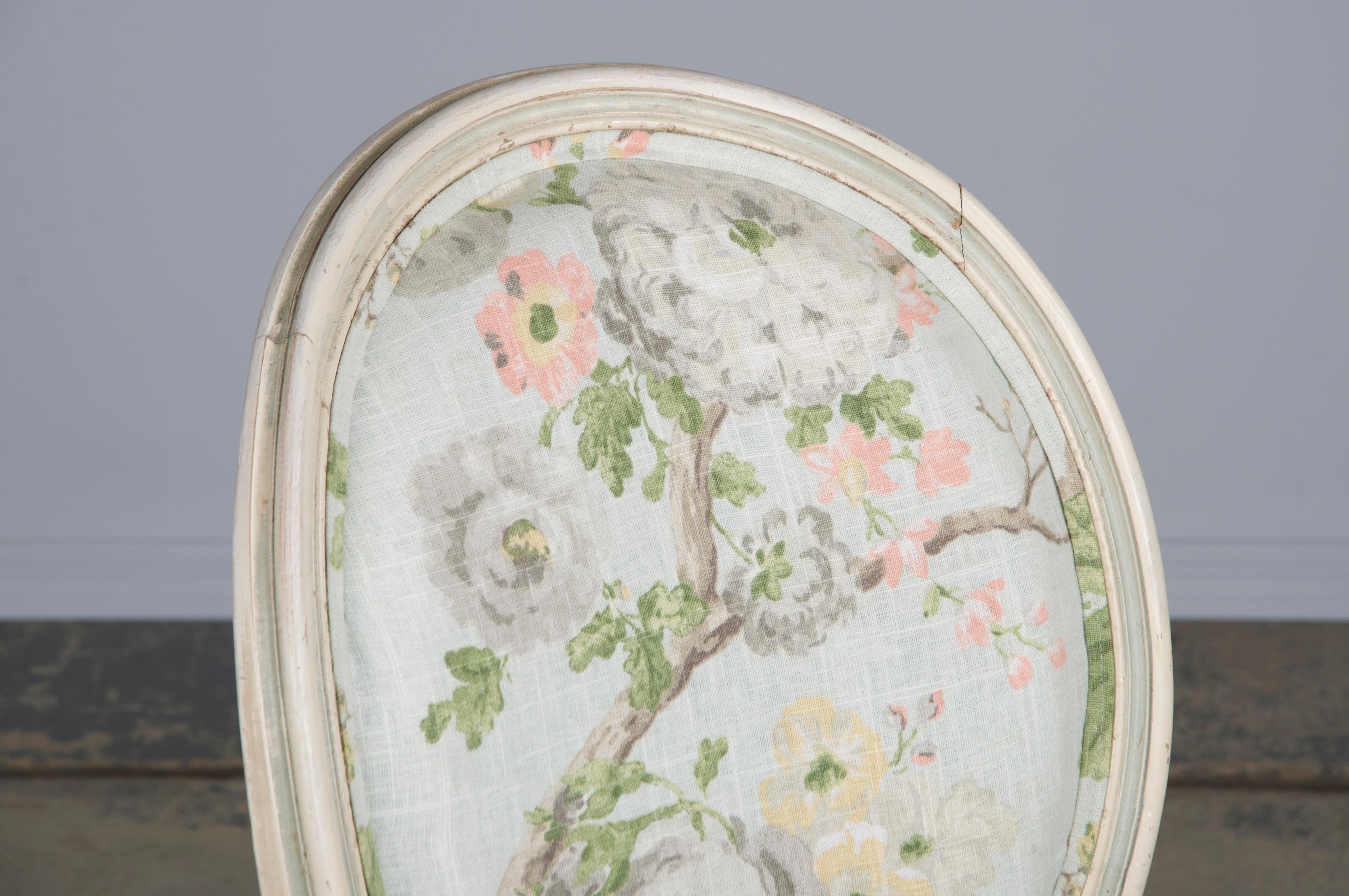 Antique French Louis XVI Style Painted Side Chair W/ Floral Linen siglo XX