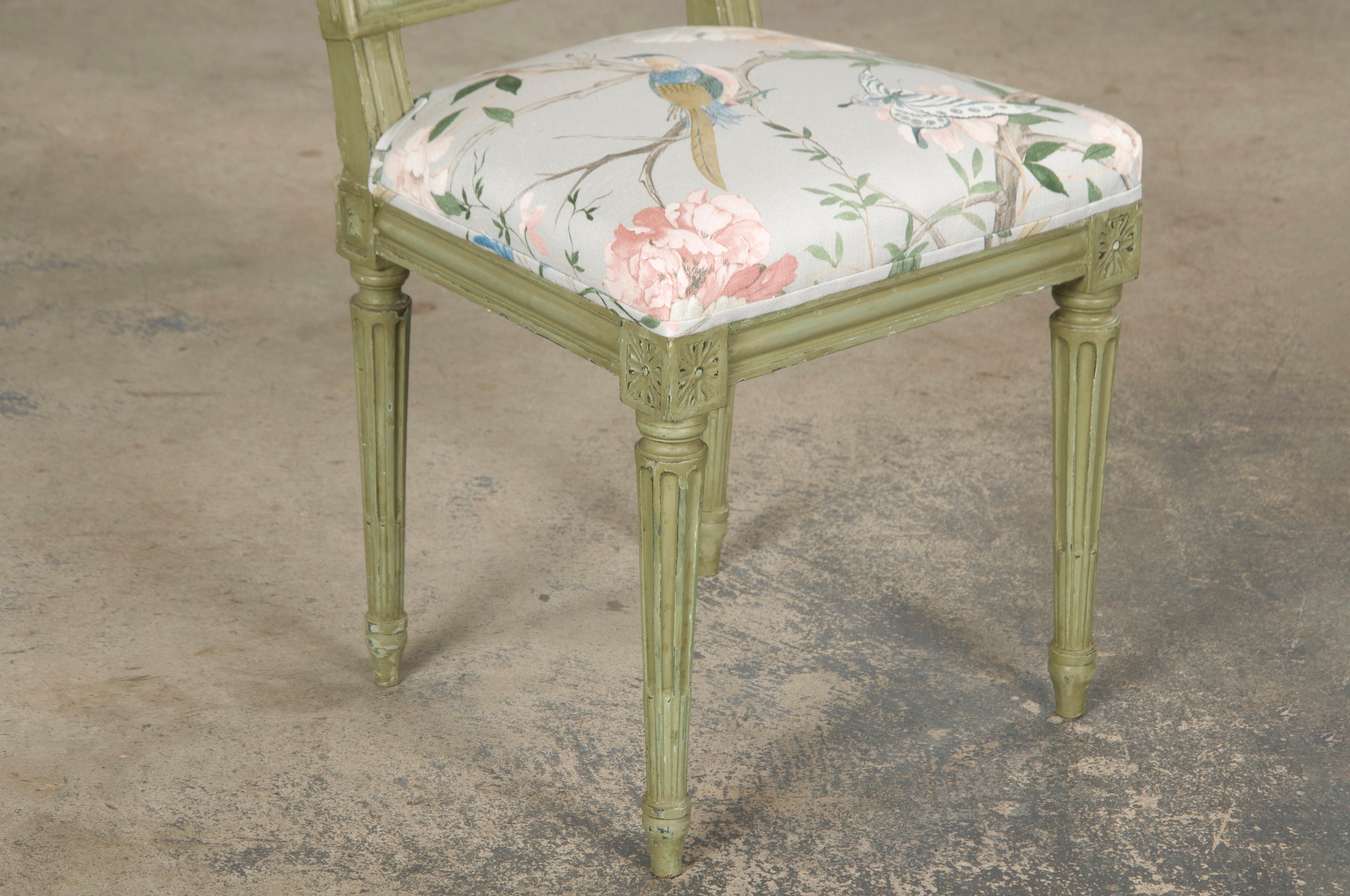 Paire de chaises d'appoint françaises peintes de style Louis XVI en tissu Chinoiserie en vente 4
