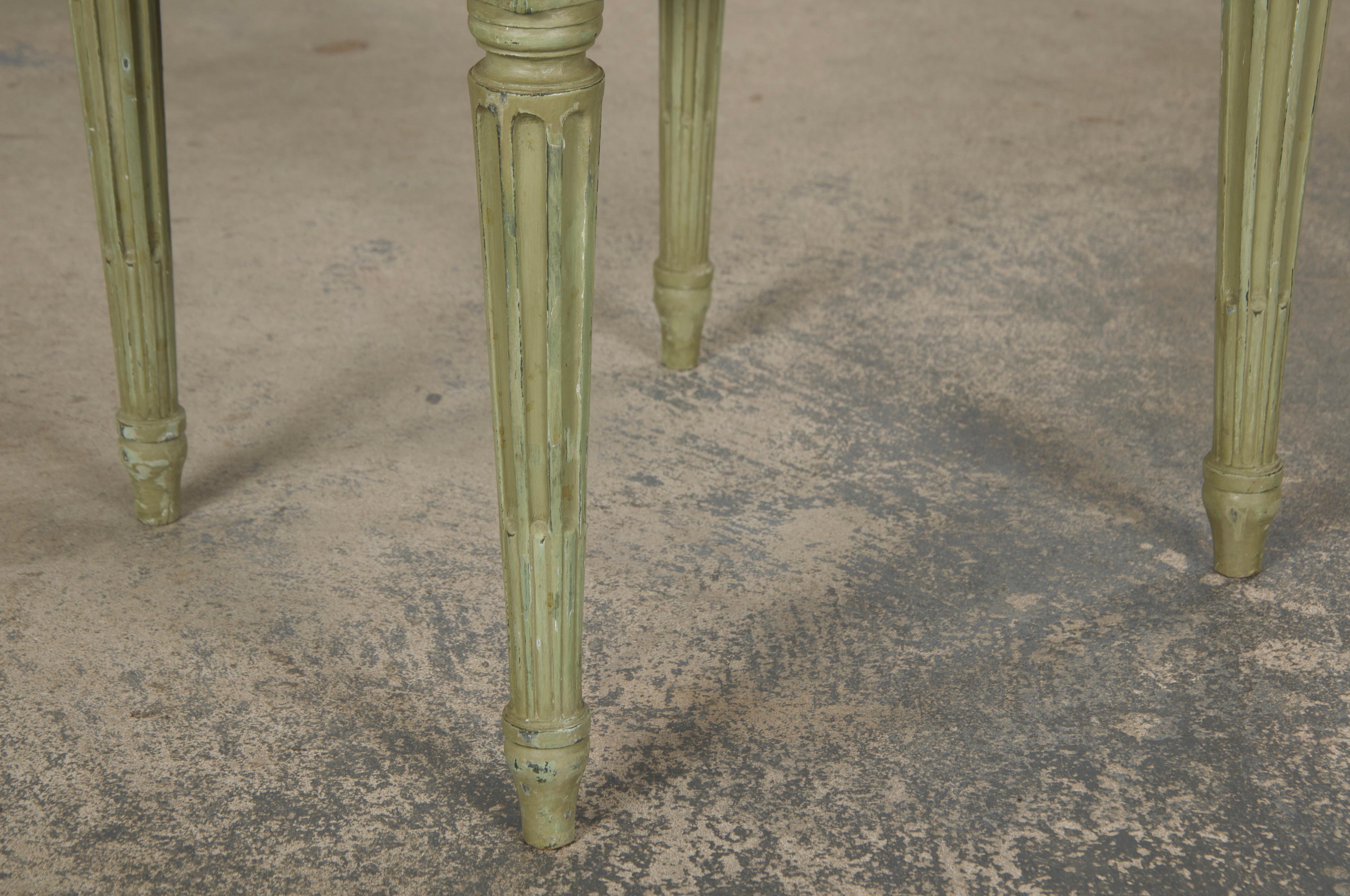 Paire de chaises d'appoint françaises peintes de style Louis XVI en tissu Chinoiserie en vente 5