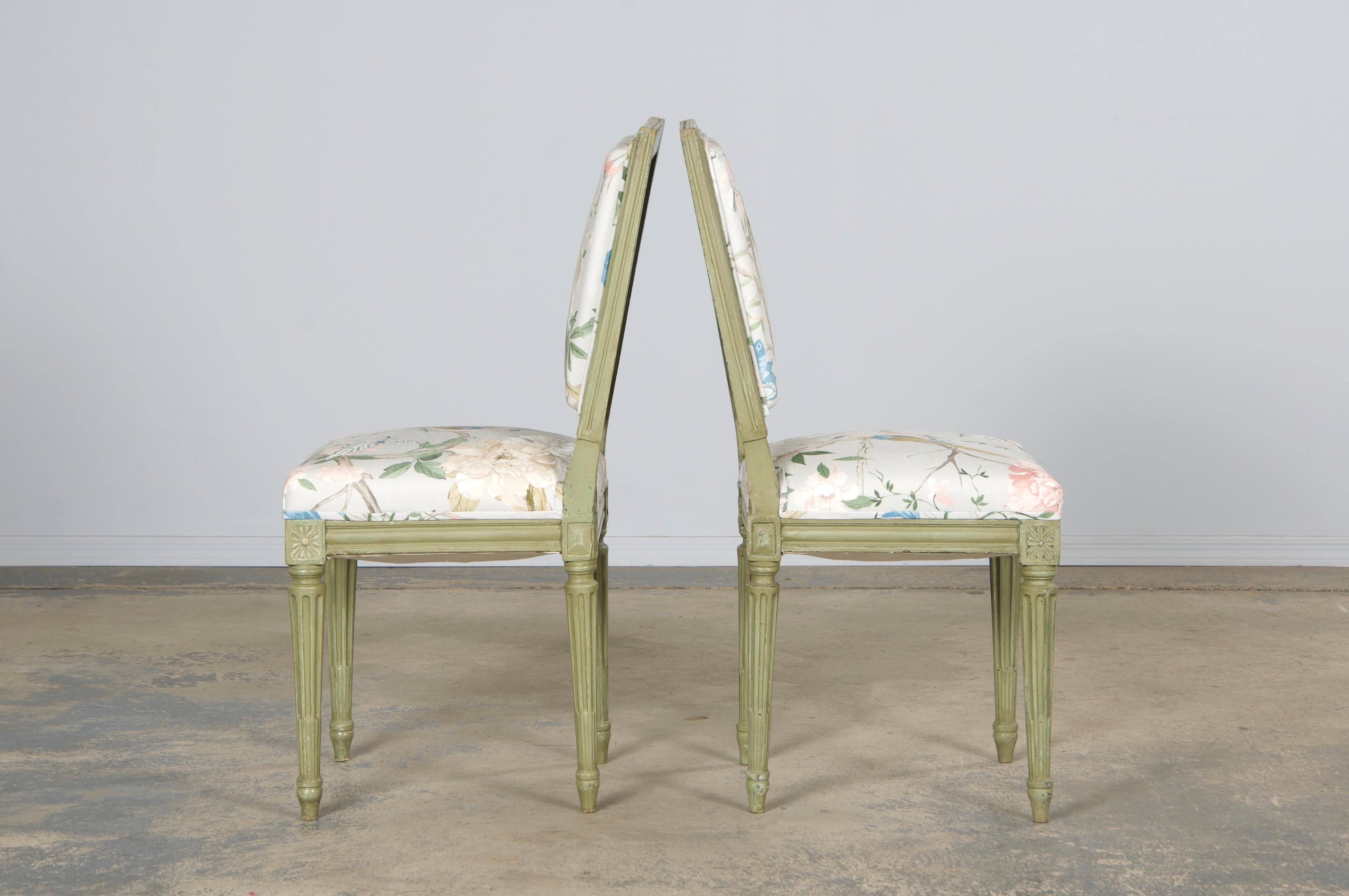 Paire de chaises d'appoint françaises peintes de style Louis XVI en tissu Chinoiserie en vente 6