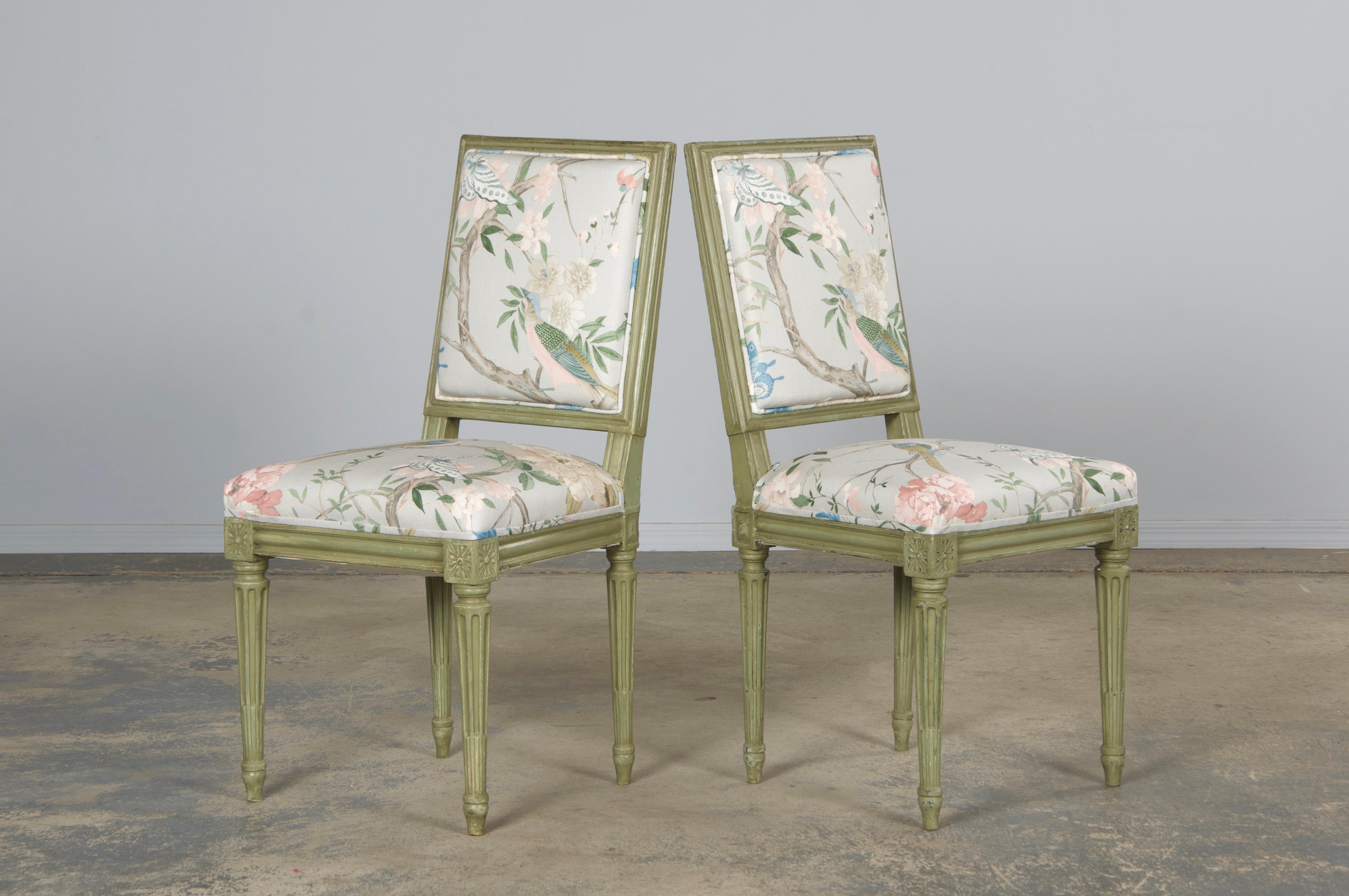 Paire de chaises d'appoint françaises peintes de style Louis XVI en tissu Chinoiserie en vente 7