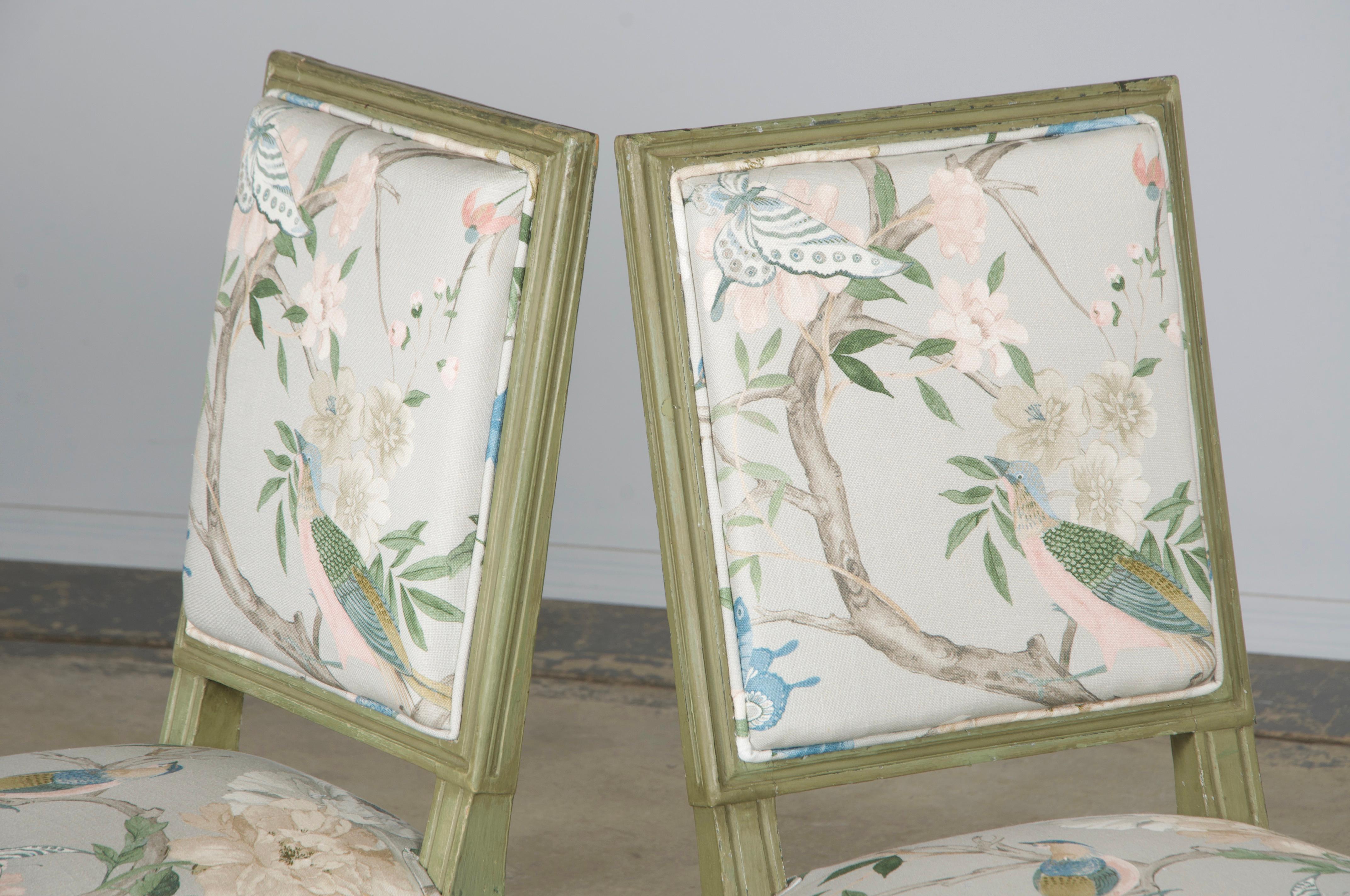 Paire de chaises d'appoint françaises peintes de style Louis XVI en tissu Chinoiserie en vente 8