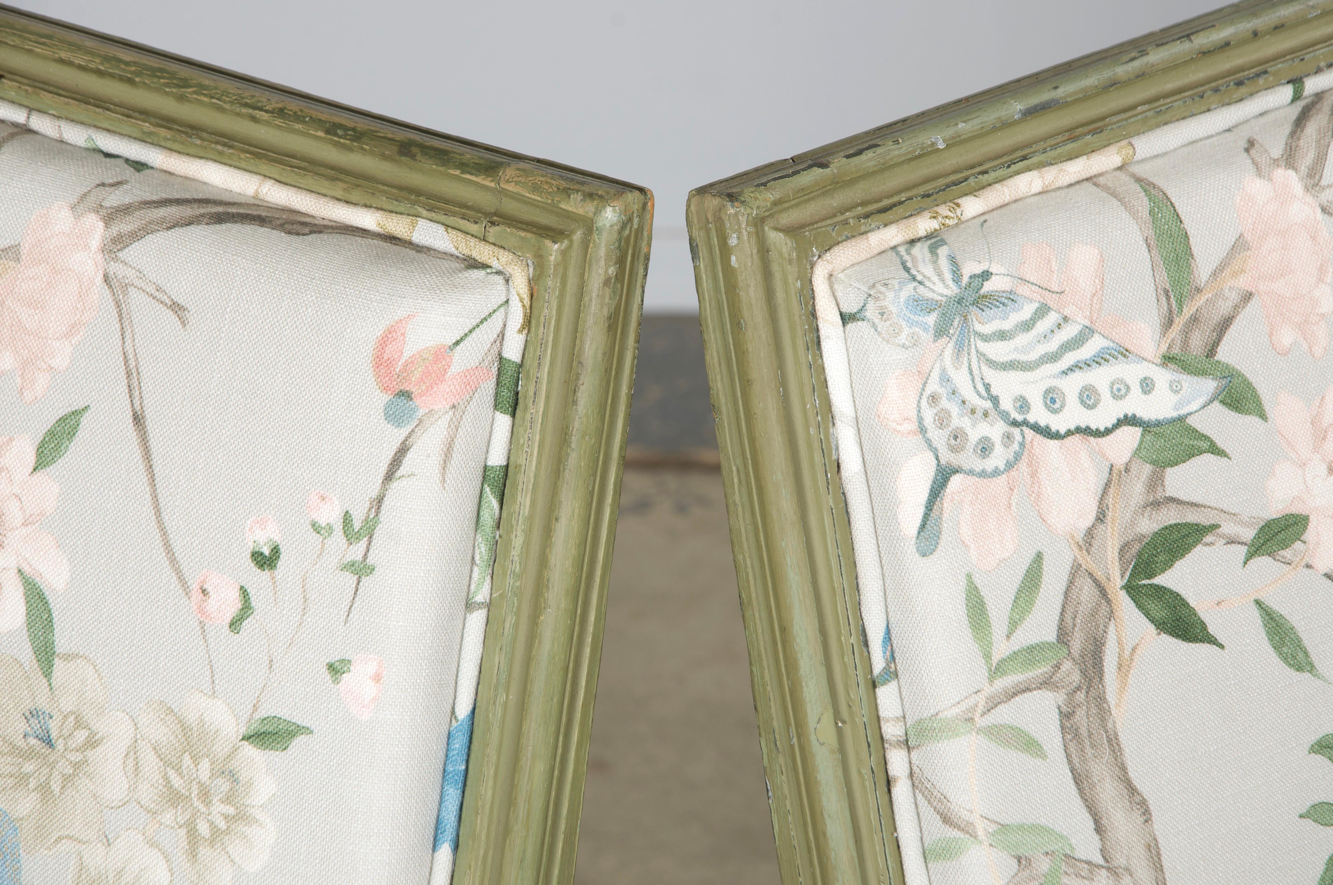 Paire de chaises d'appoint françaises peintes de style Louis XVI en tissu Chinoiserie en vente 9