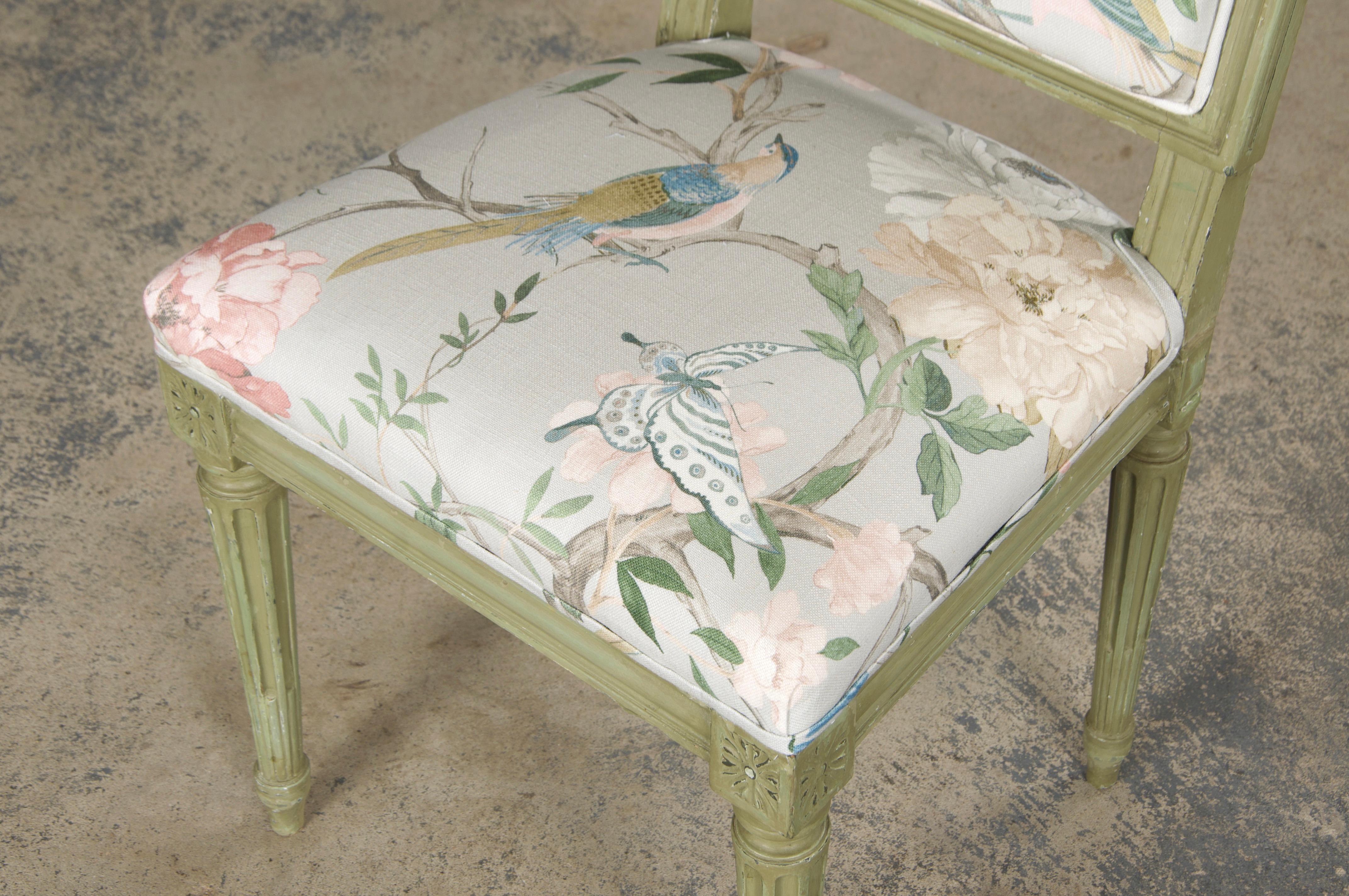 Paire de chaises d'appoint françaises peintes de style Louis XVI en tissu Chinoiserie en vente 10