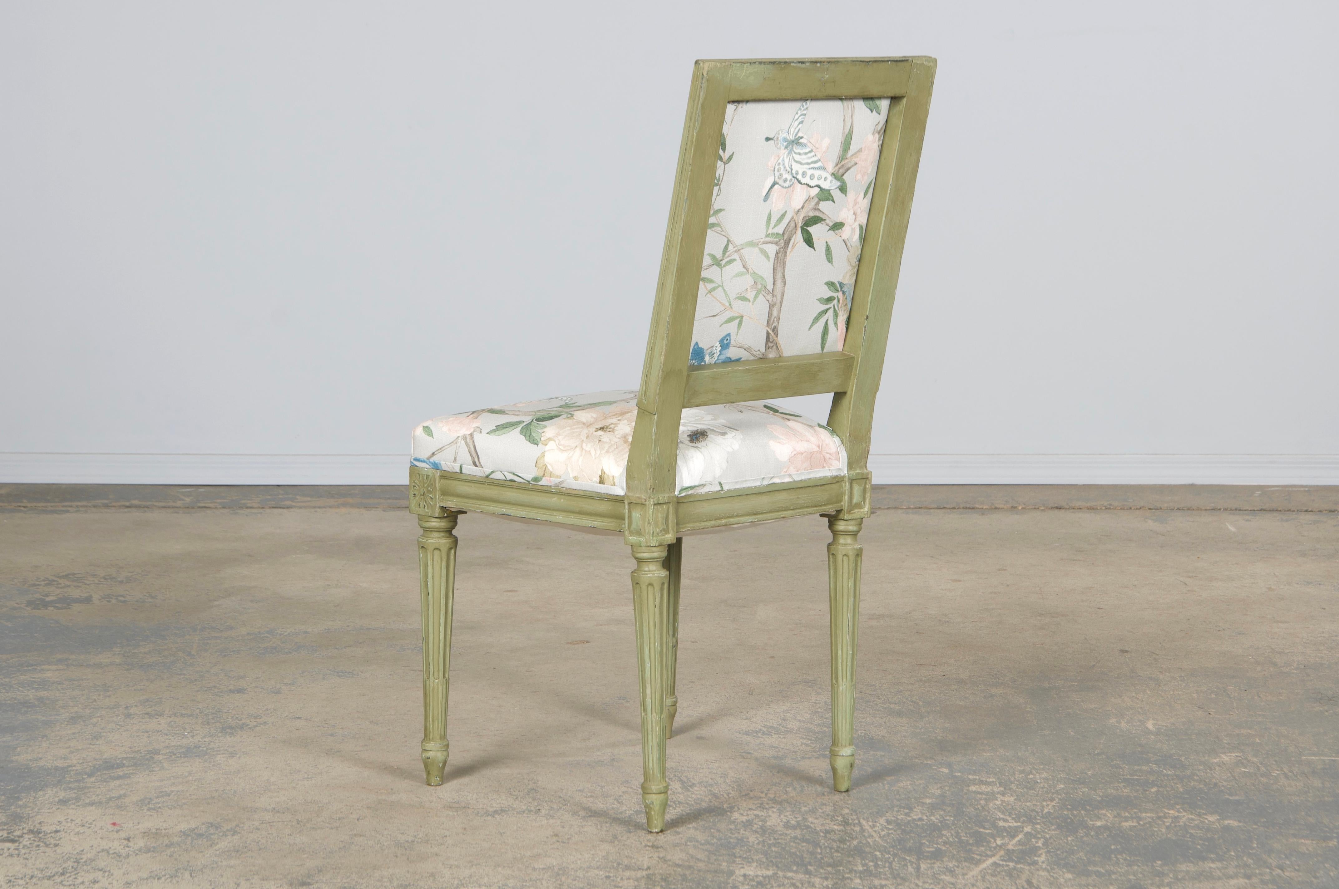 Paire de chaises d'appoint françaises peintes de style Louis XVI en tissu Chinoiserie en vente 11