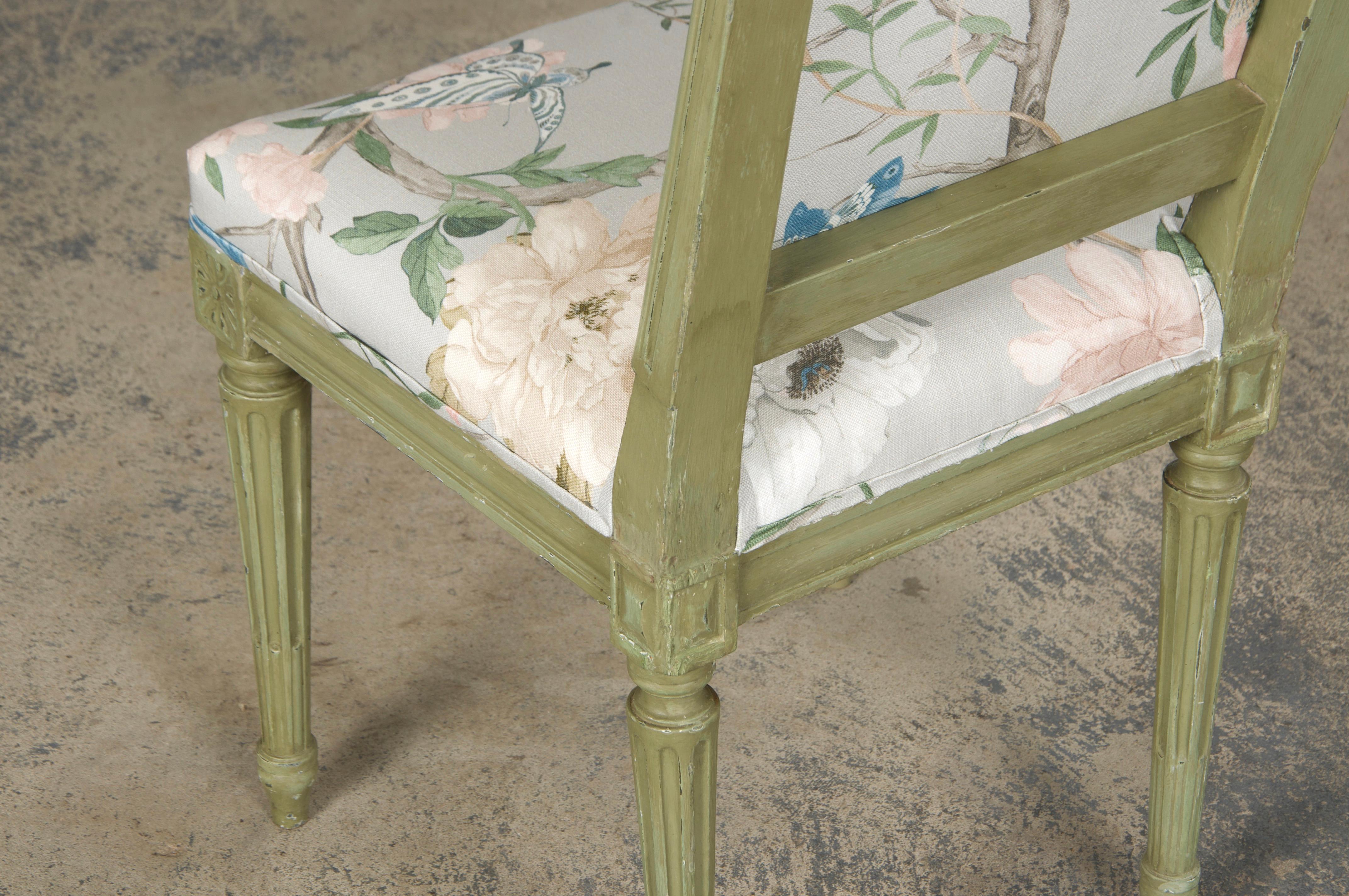 Paire de chaises d'appoint françaises peintes de style Louis XVI en tissu Chinoiserie en vente 12