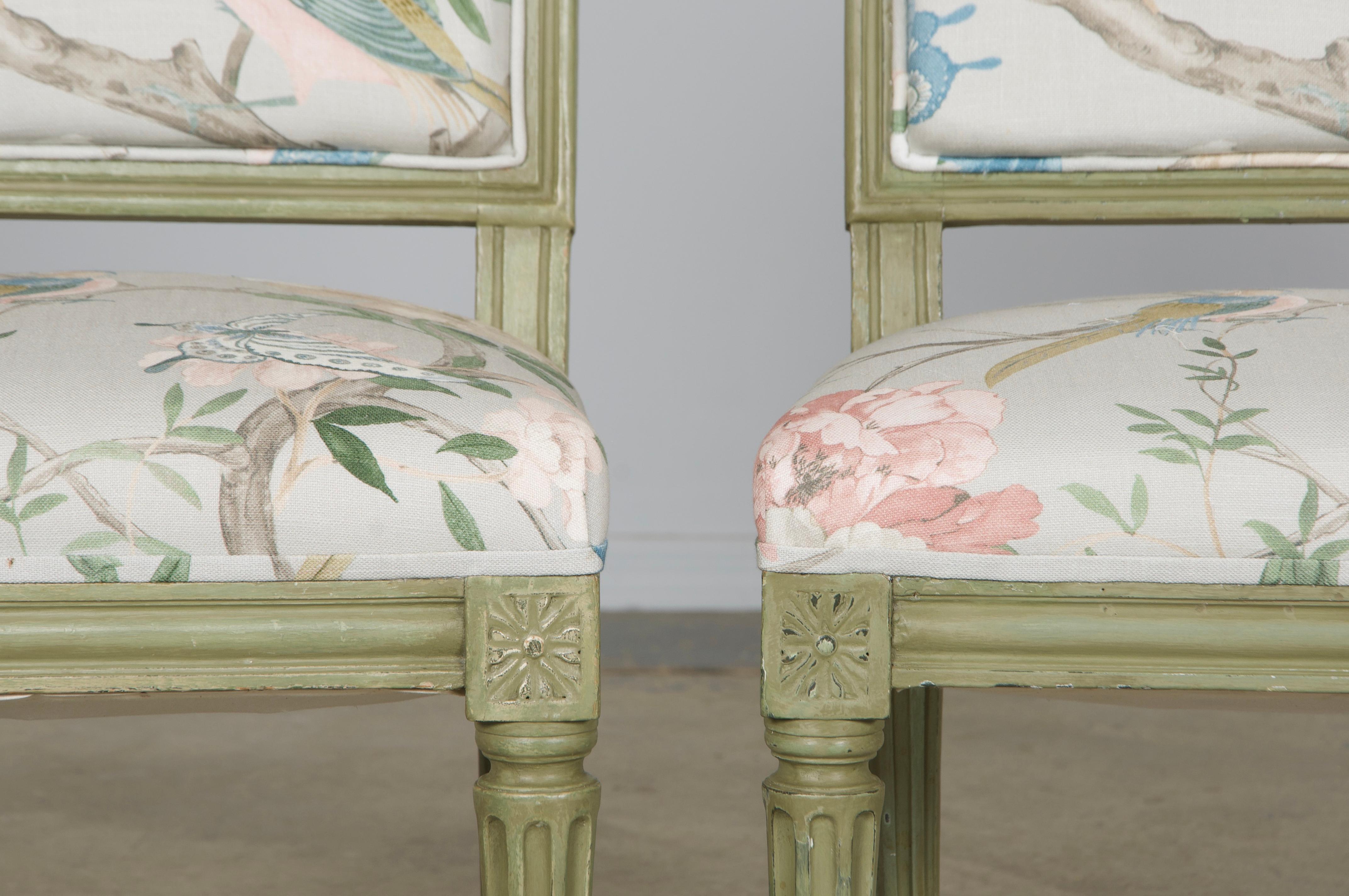 Magnifique paire de chaises d'appoint de style Louis XVI de la fin du XIXe siècle, provenant de Provence (France). Chaque chaise présente un cadre artisanal avec un dossier carré, peint à la main dans une finition verte qui révèle une patine
