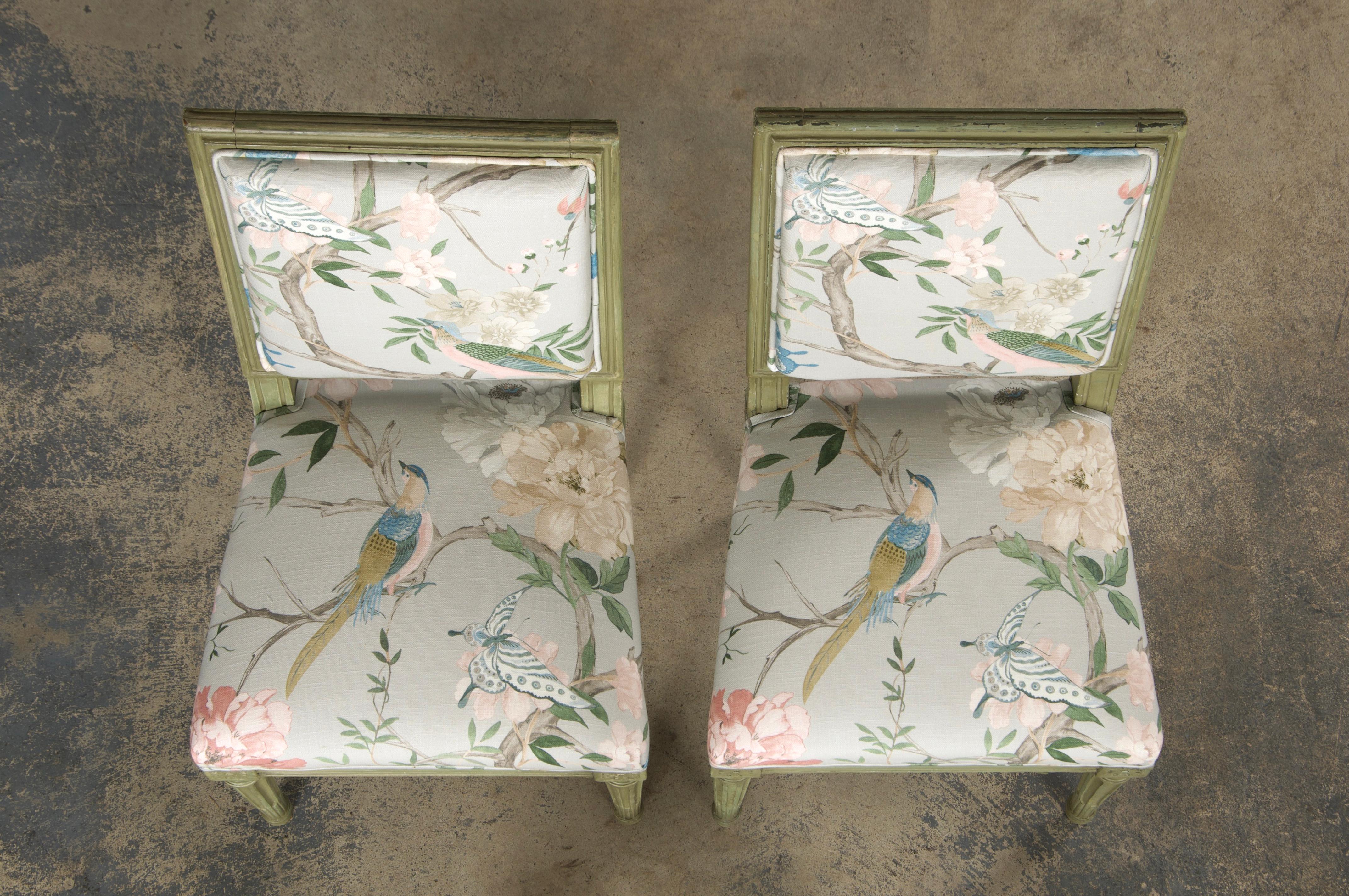 Français Paire de chaises d'appoint françaises peintes de style Louis XVI en tissu Chinoiserie en vente